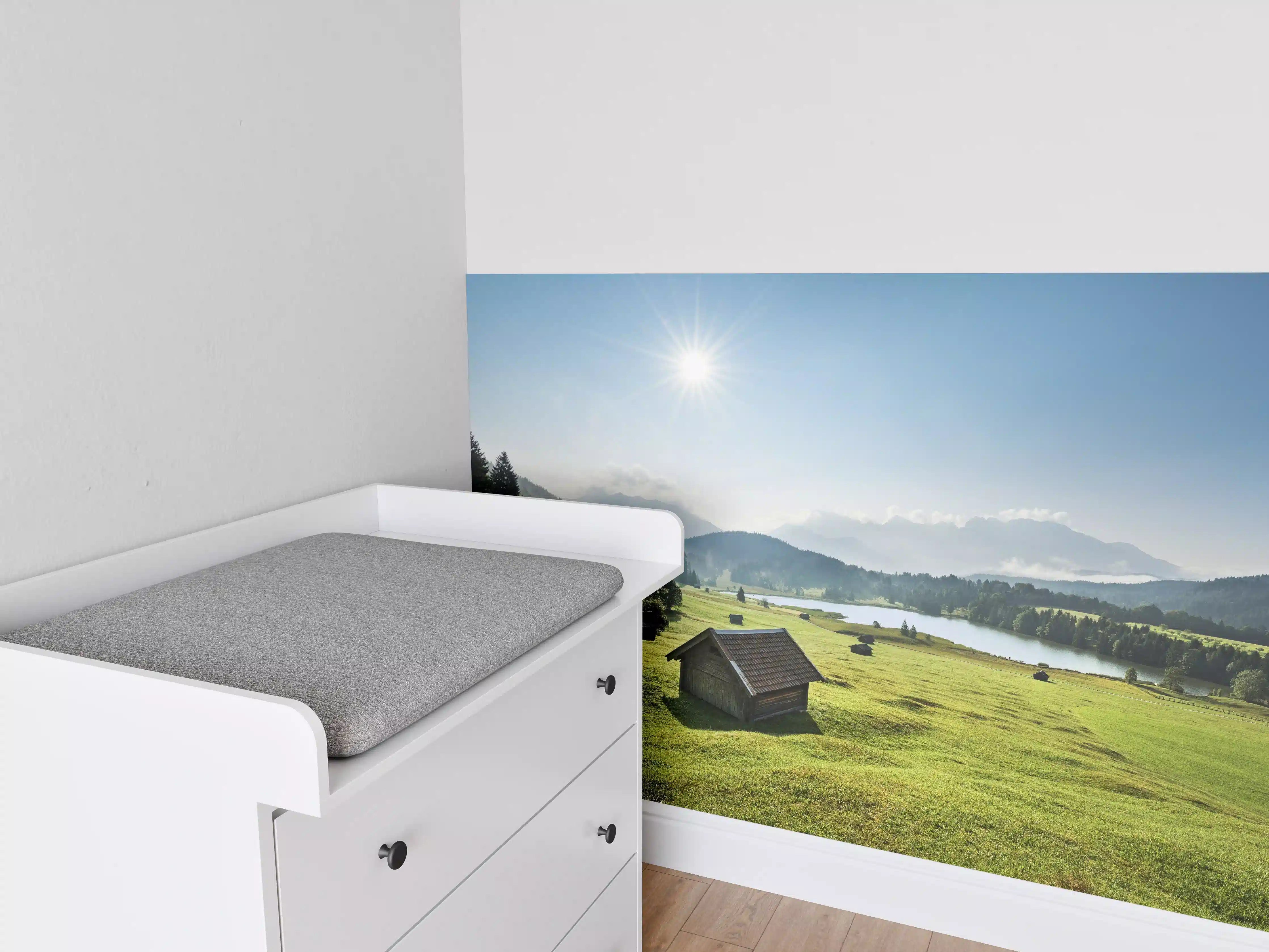 Babyzimmer Wandgestaltung - Idyllisches Alpenpanorama mit See
