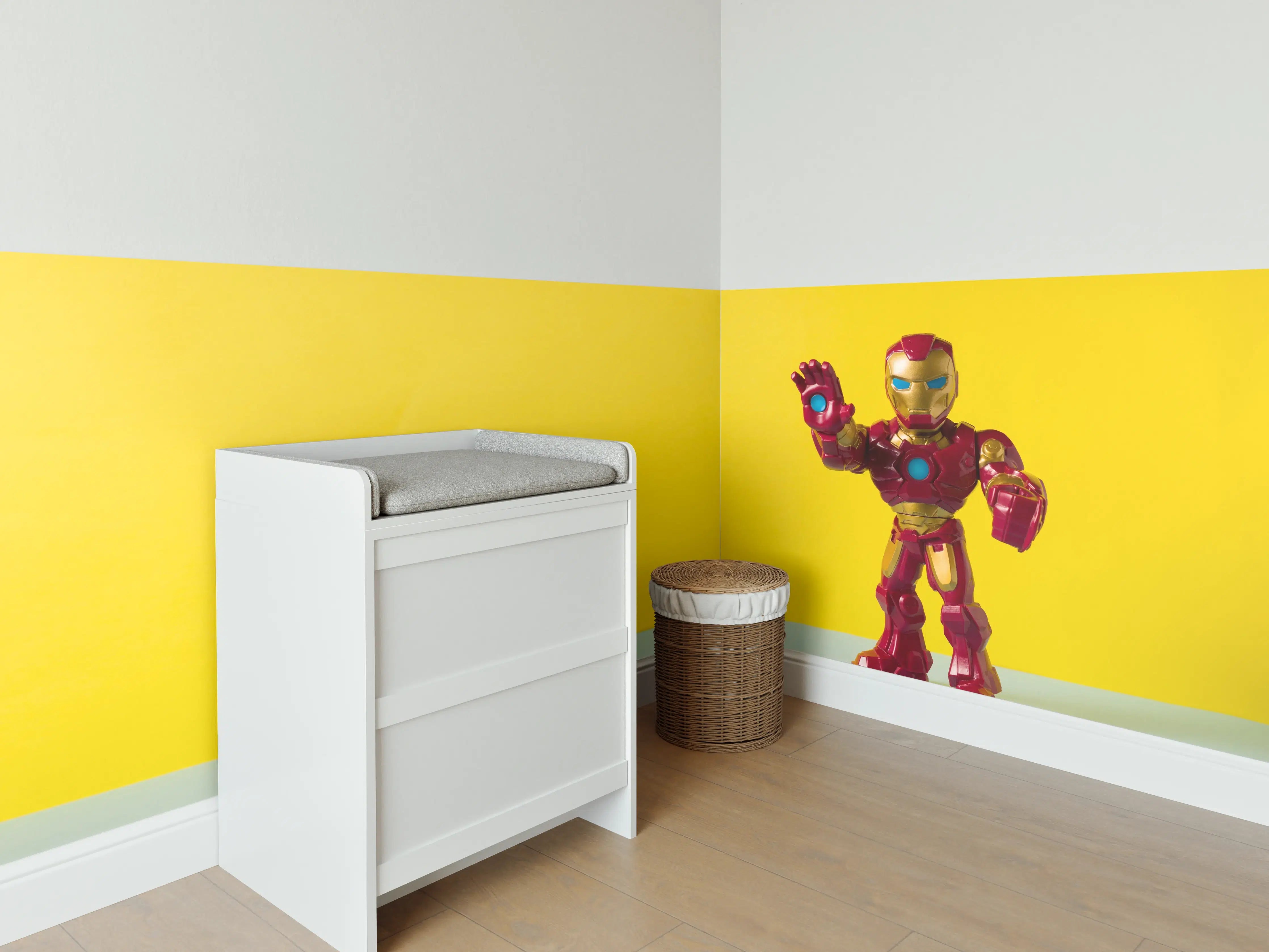 Babyzimmer Wandgestaltung - Iron Man Figur Gelber Hintergrund