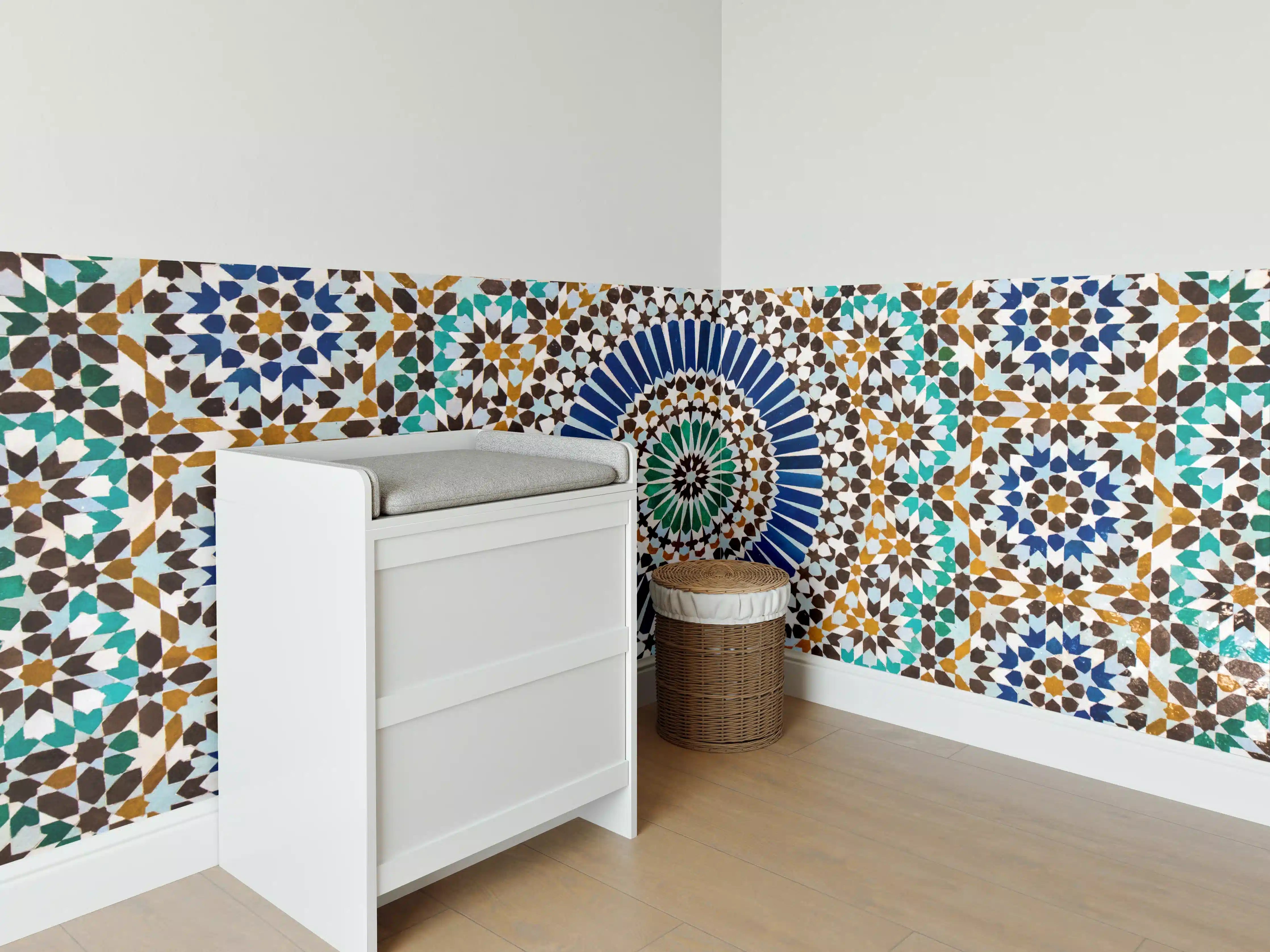 Babyzimmer Wandgestaltung - Islamische Fliesenmuster in Blau und Braun