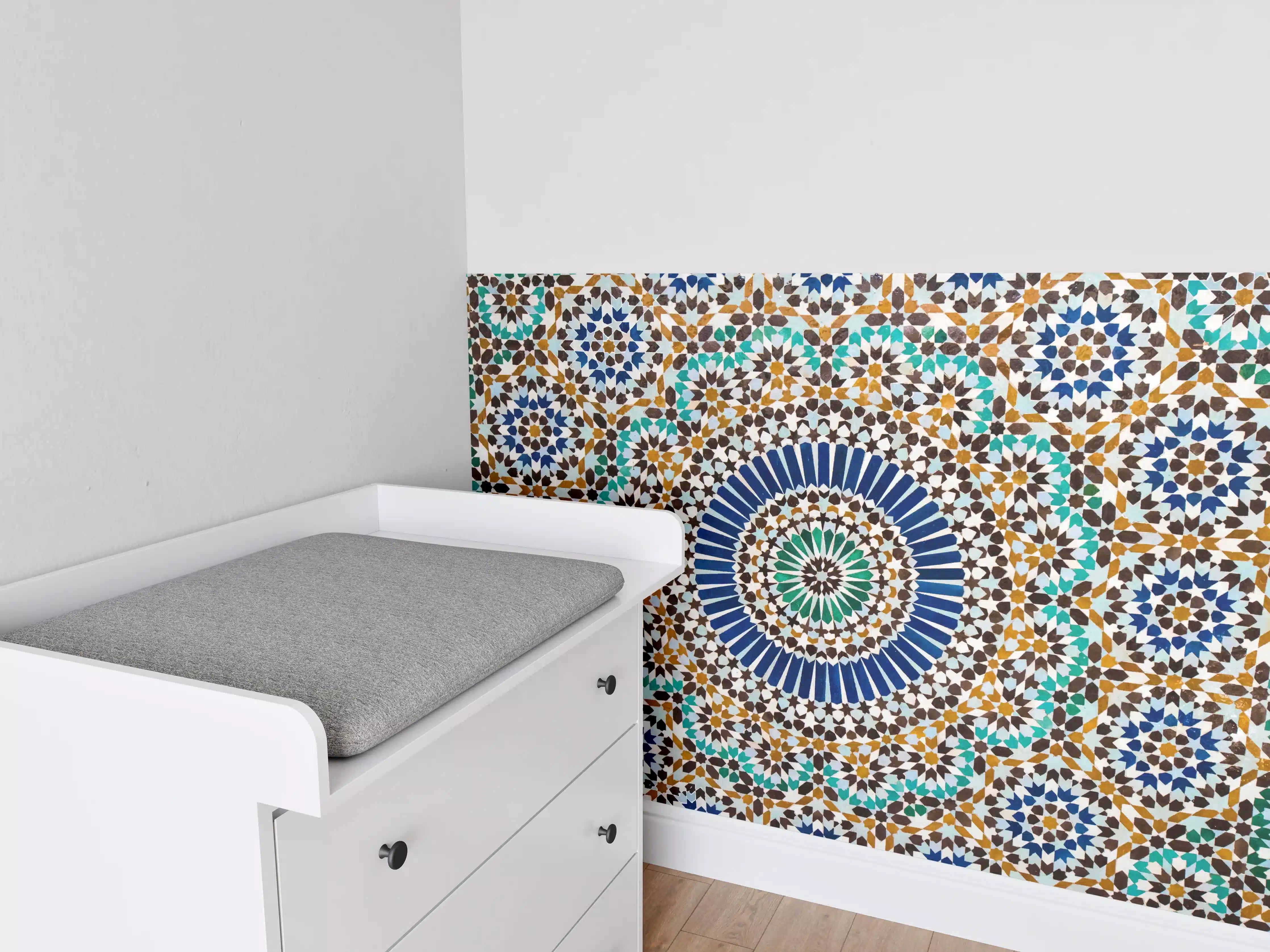 Babyzimmer Wandgestaltung - Islamische Fliesenmuster in Blau und Braun