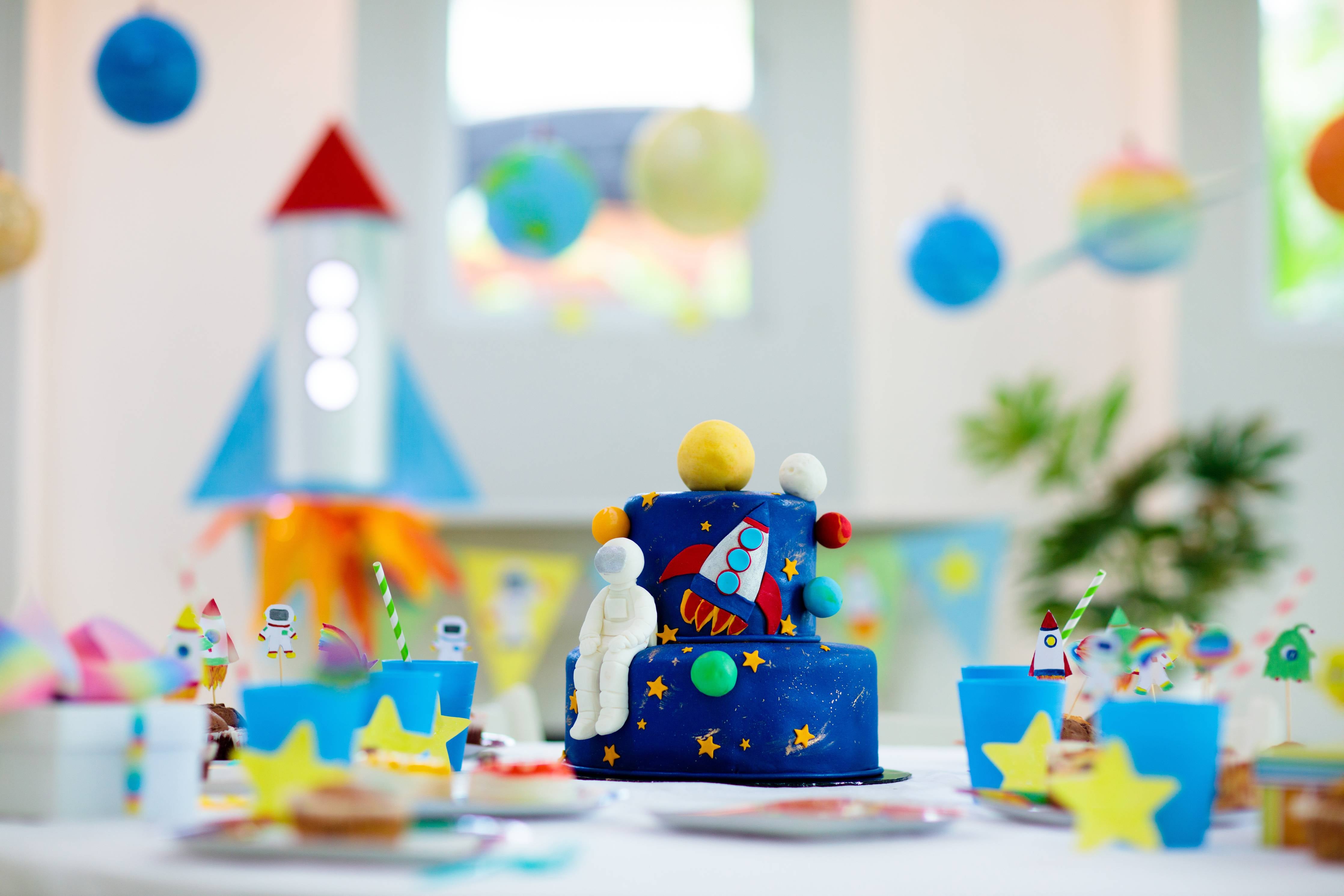 Babyzimmer Wandgestaltung-Kindergeburtstagsfeier zum Thema Weltraum mit Kuchen.