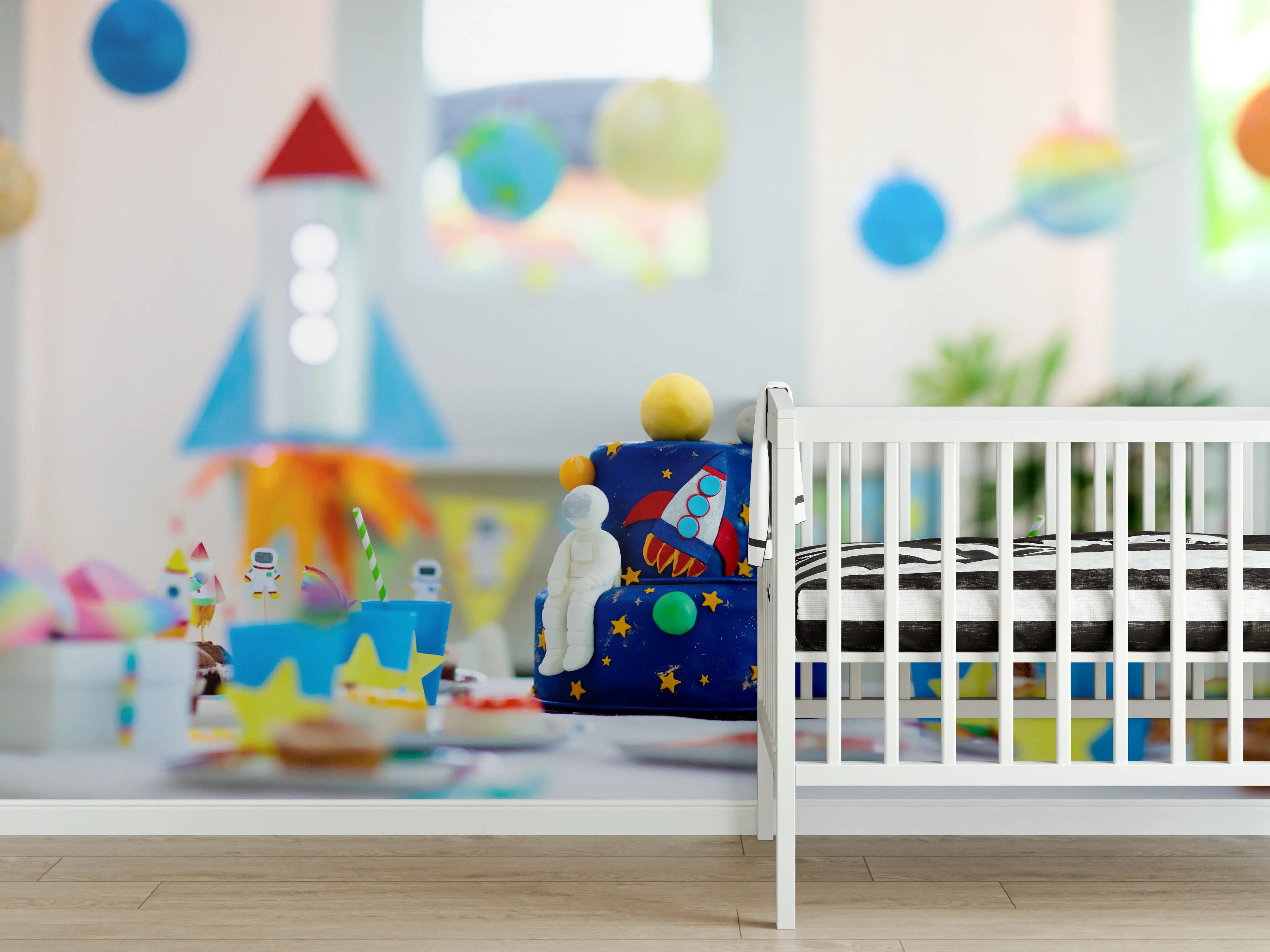 Babyzimmer Wandgestaltung - Kindergeburtstagsfeier zum Thema Weltraum mit Kuchen.