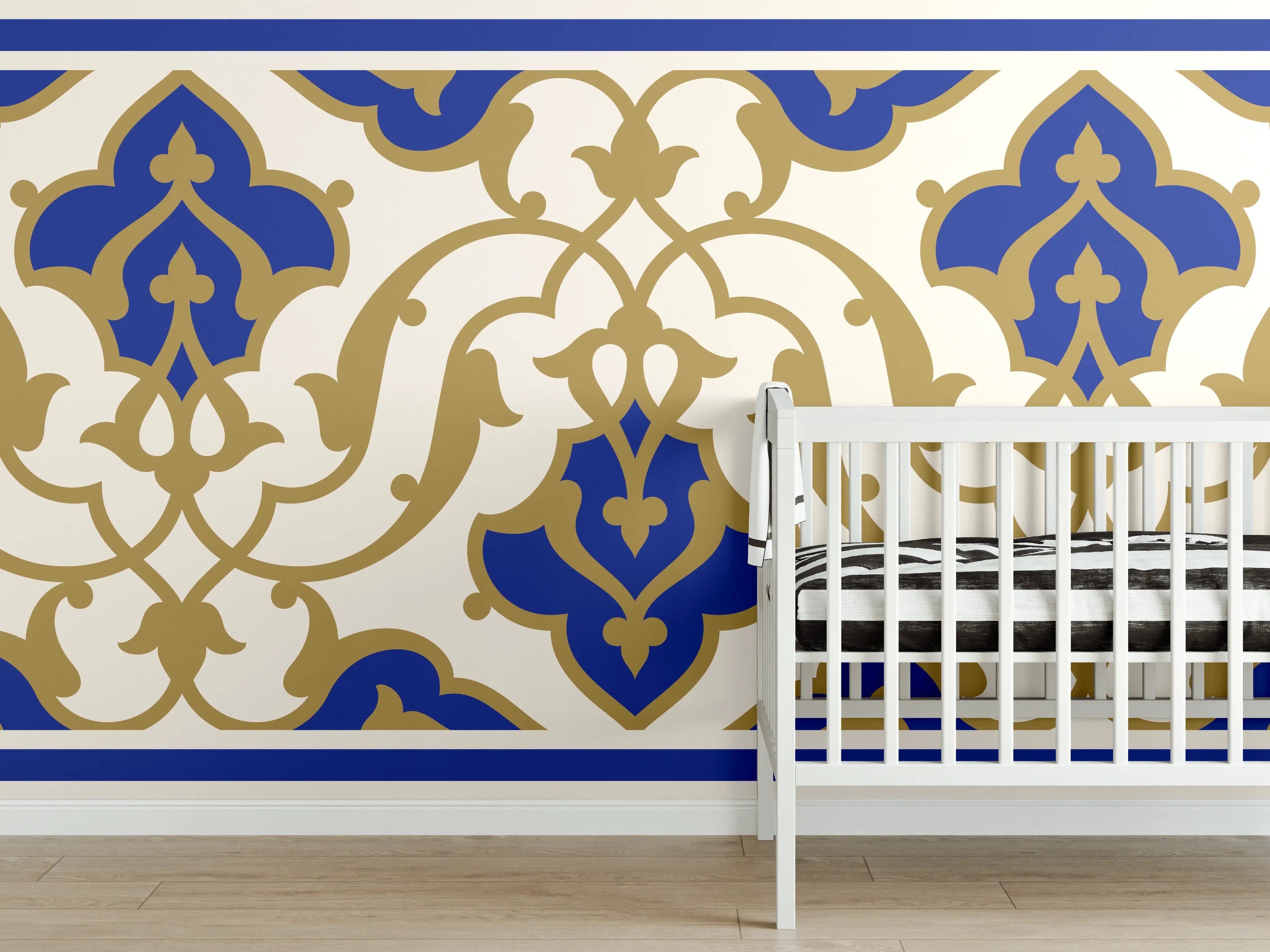 Babyzimmer Wandgestaltung - Klassisches Fliesenmuster in Blautönen mit Goldakzenten