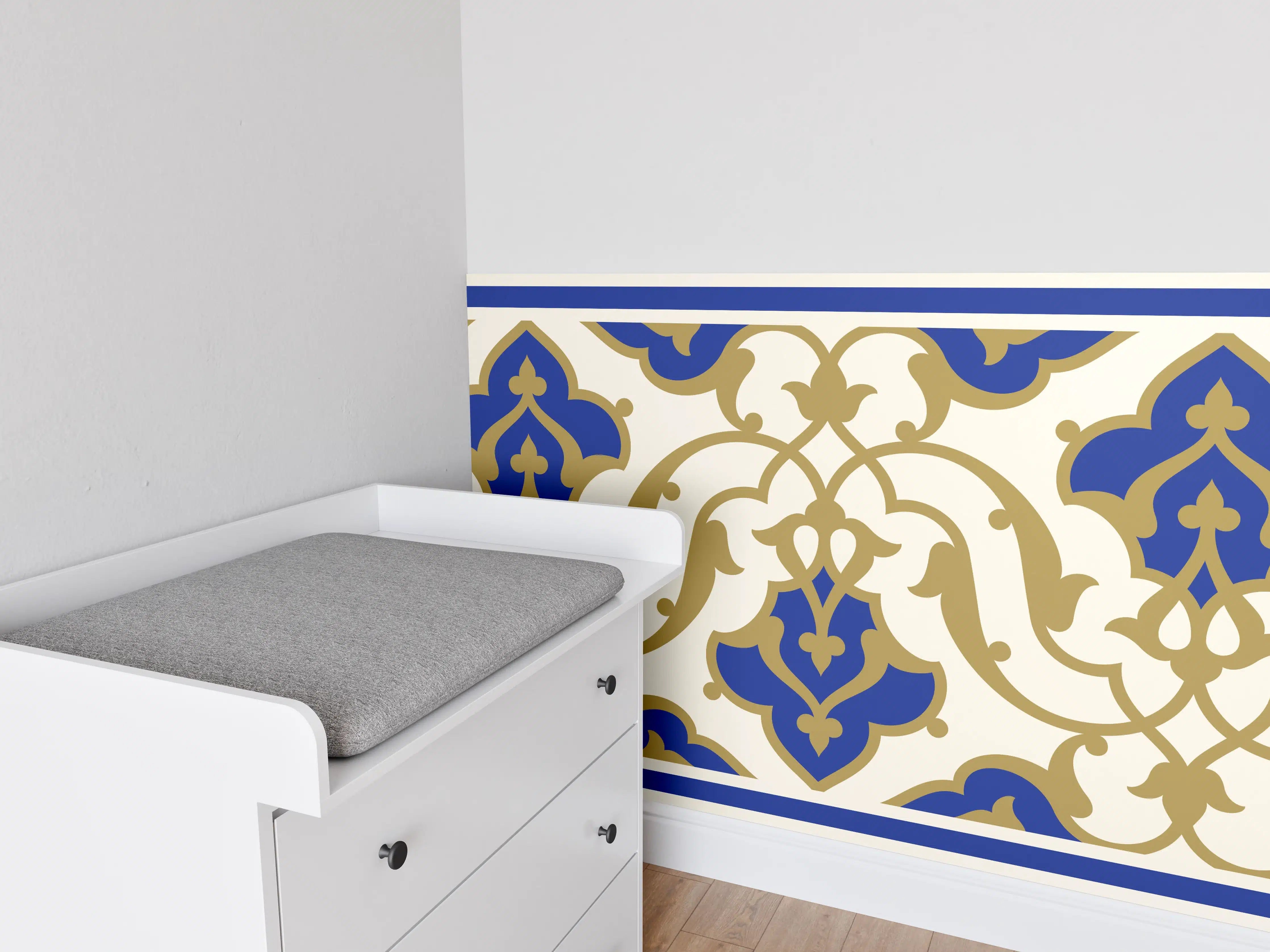 Babyzimmer Wandgestaltung - Klassisches Fliesenmuster in Blautönen mit Goldakzenten
