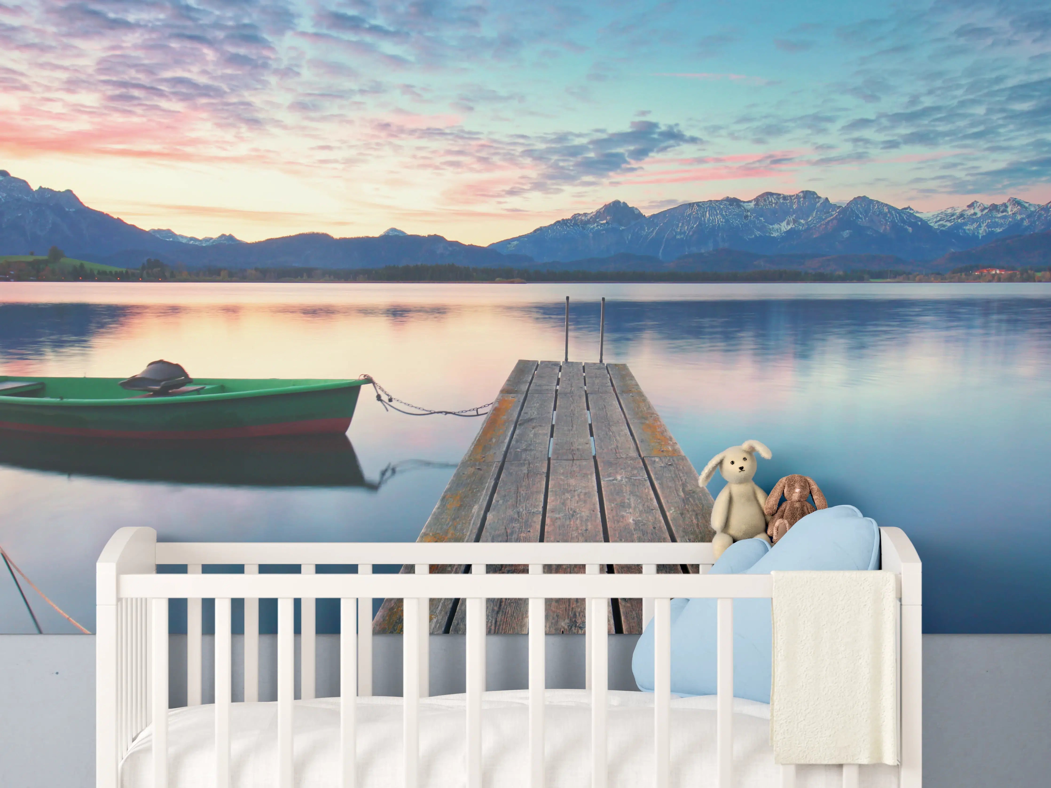 Babyzimmer Wandgestaltung - Kleines Boot am Bergsee