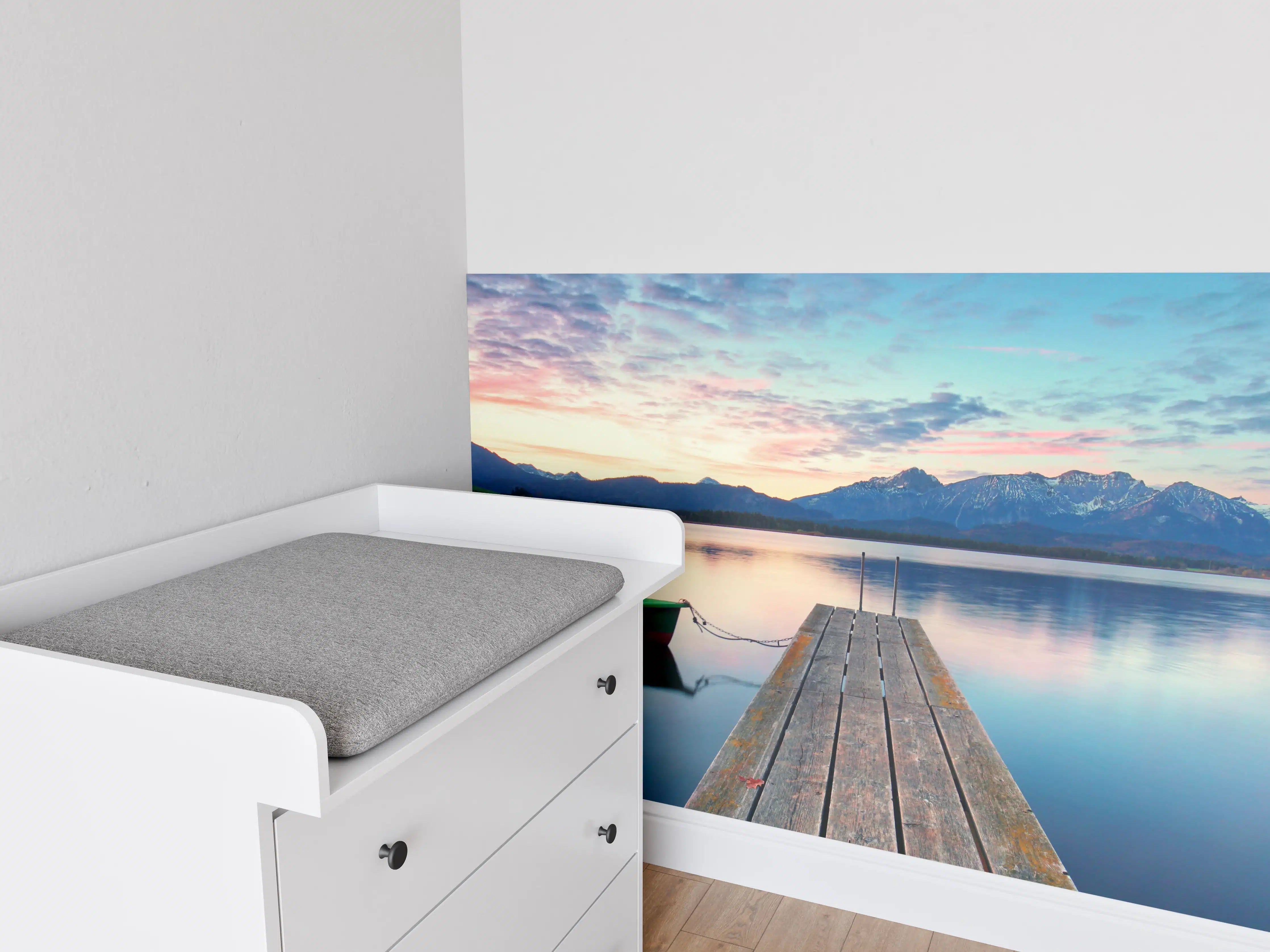 Babyzimmer Wandgestaltung - Kleines Boot am Bergsee