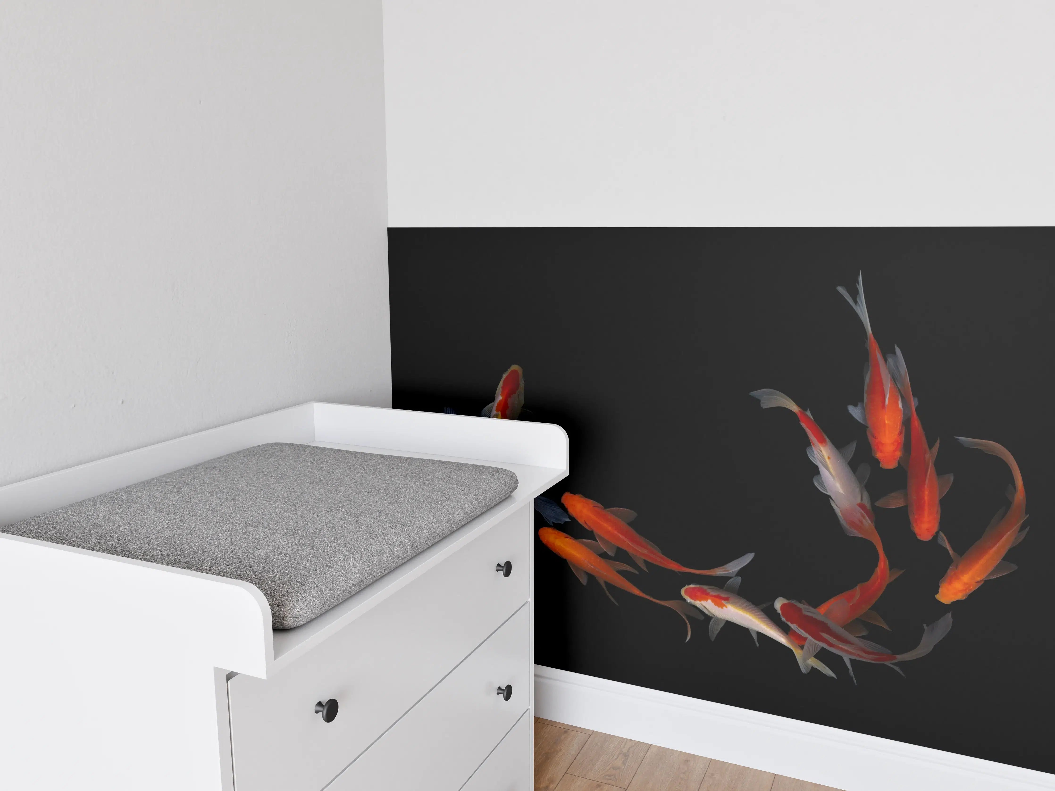 Babyzimmer Wandgestaltung - Koi Fische auf schwarzem Hintergrund