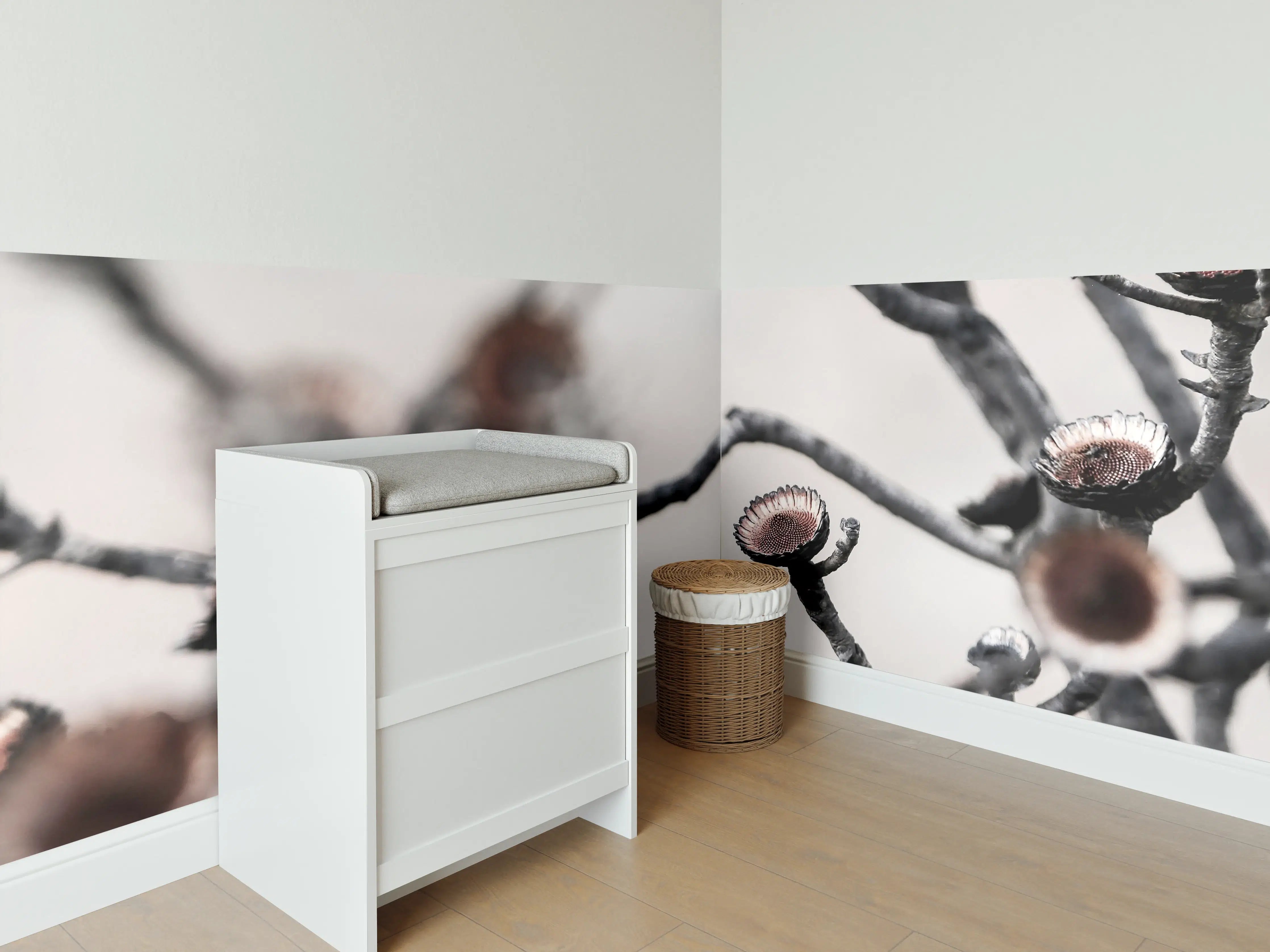 Babyzimmer Wandgestaltung - Kontrastreiches Ast-Motiv