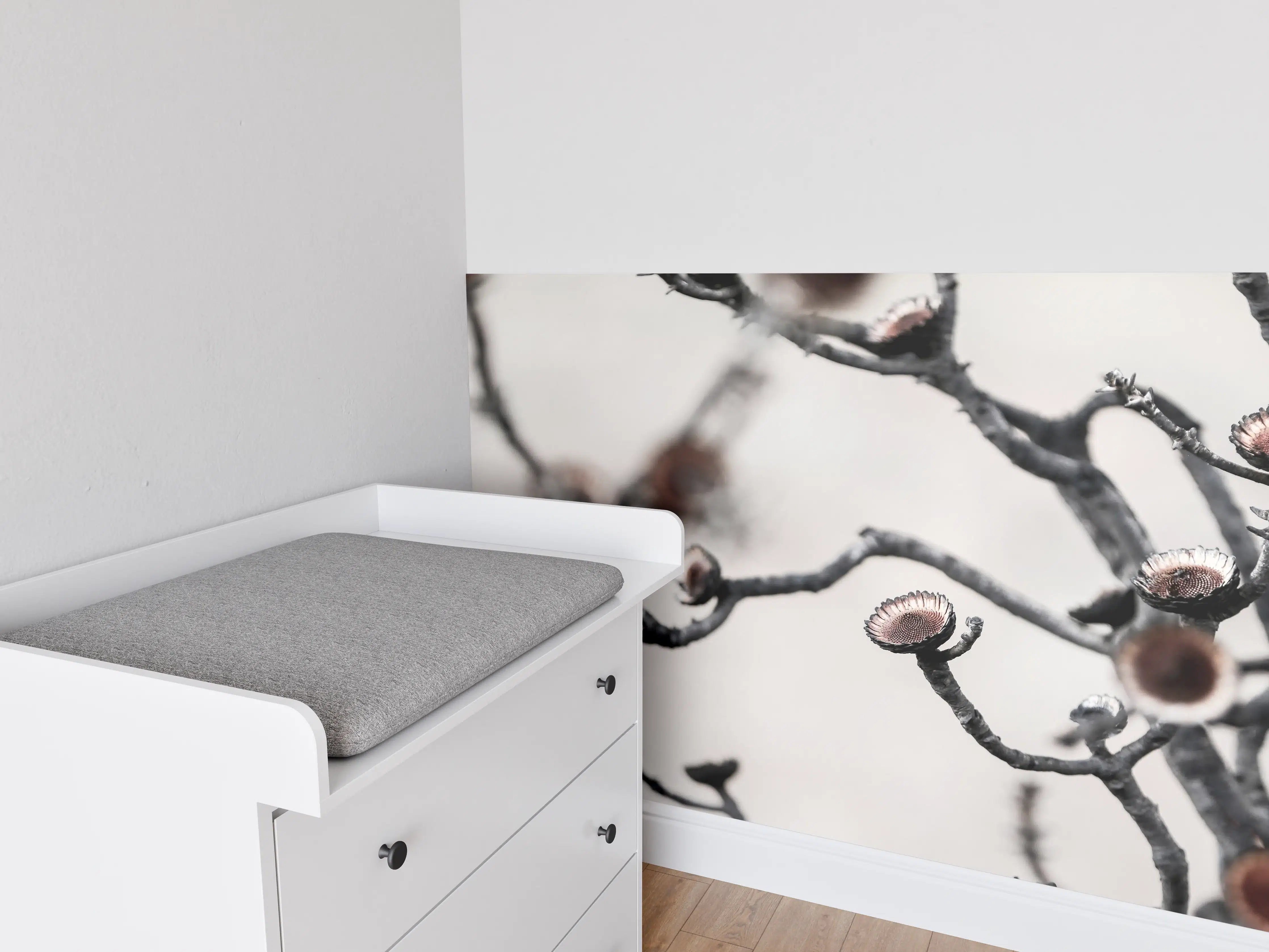 Babyzimmer Wandgestaltung - Kontrastreiches Ast-Motiv