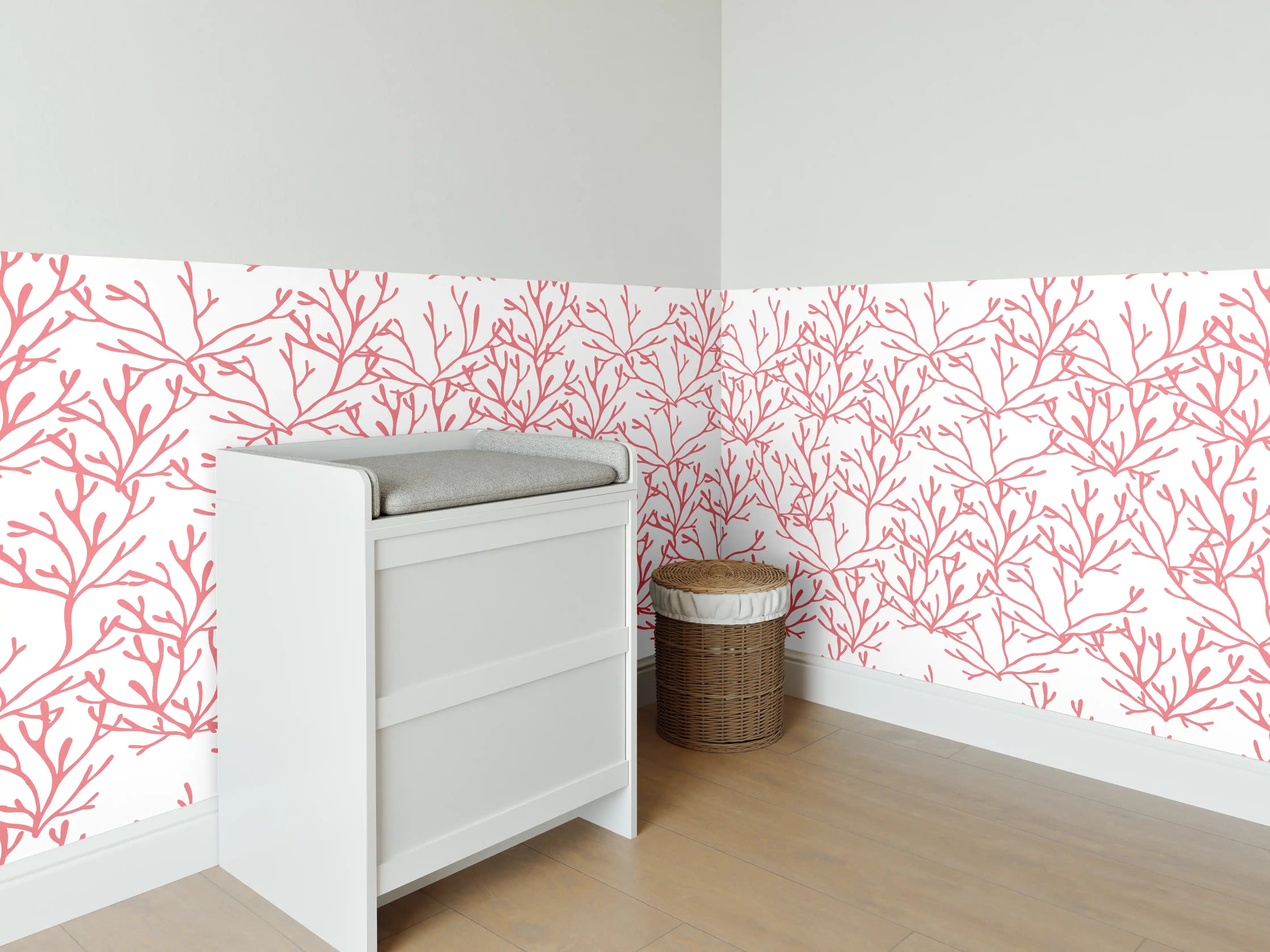 Babyzimmer Wandgestaltung - Korallenmuster Rosa auf Weiß