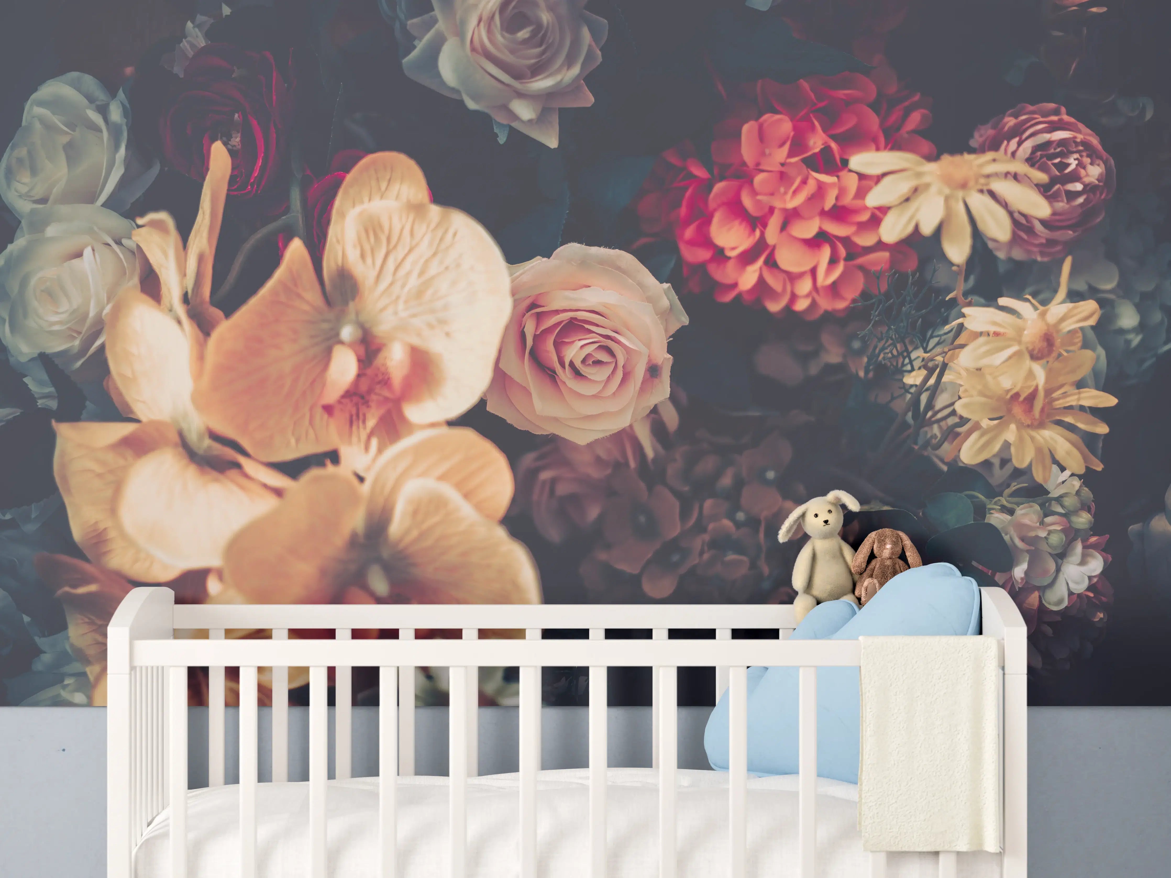 Babyzimmer Wandgestaltung - Künstliche Sommerblumen im Vintage-Stil