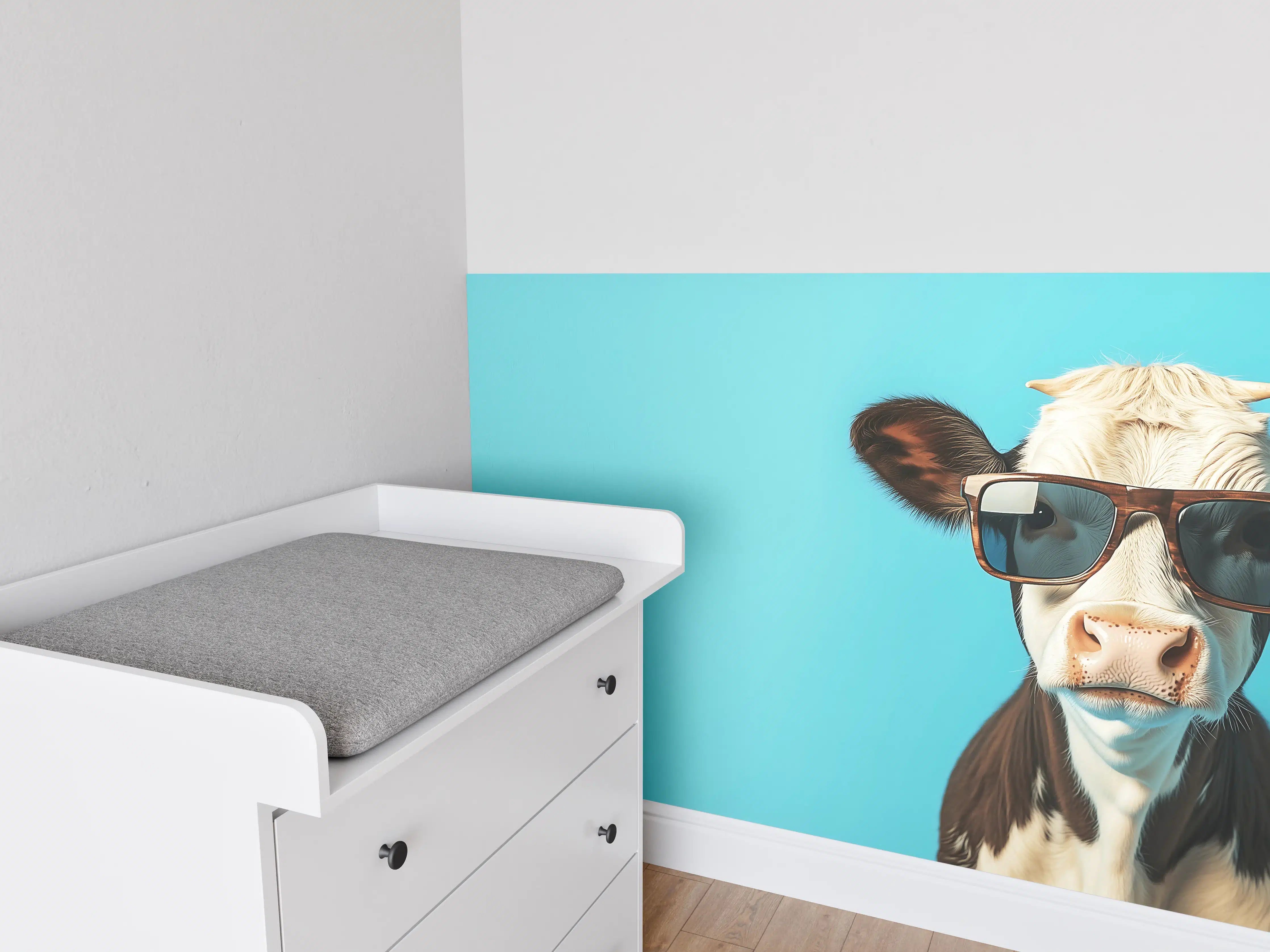 Babyzimmer Wandgestaltung - Kuh mit Sonnenbrille, Türkis