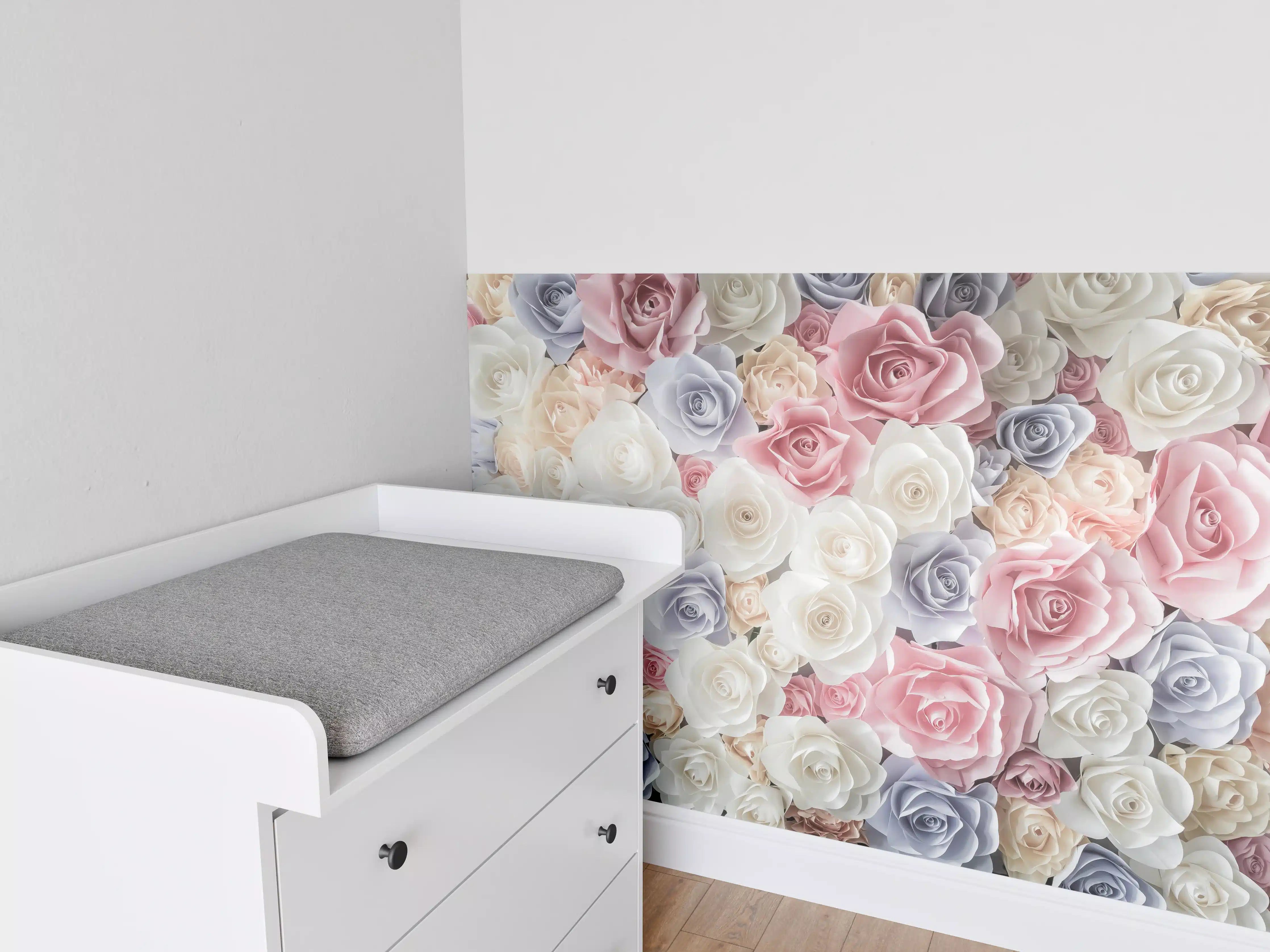 Babyzimmer Wandgestaltung - Kulisse aus bunten Papierrosen