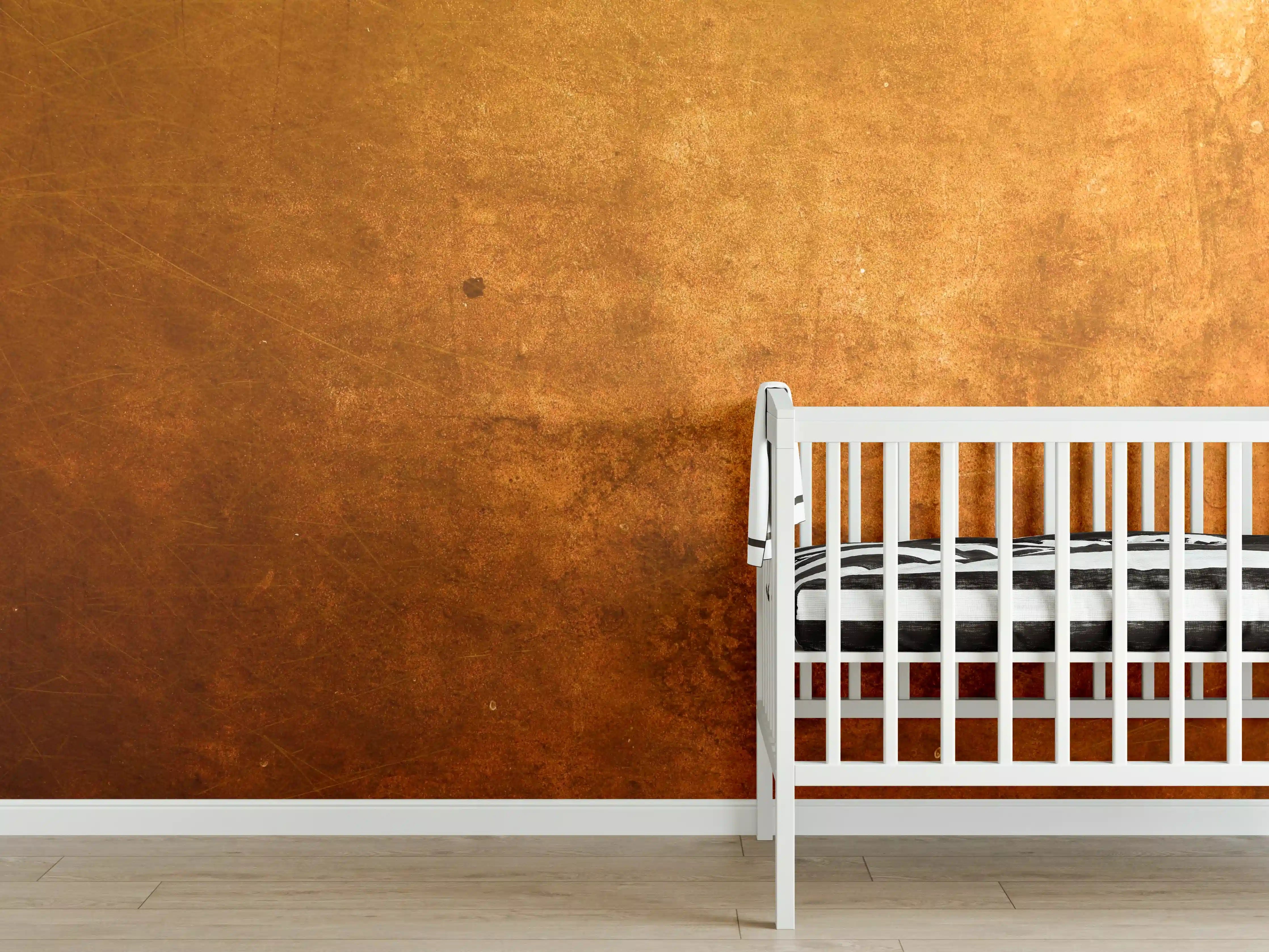 Babyzimmer Wandgestaltung - Kupferartige Metalloberfläche mit rostigen Akzenten