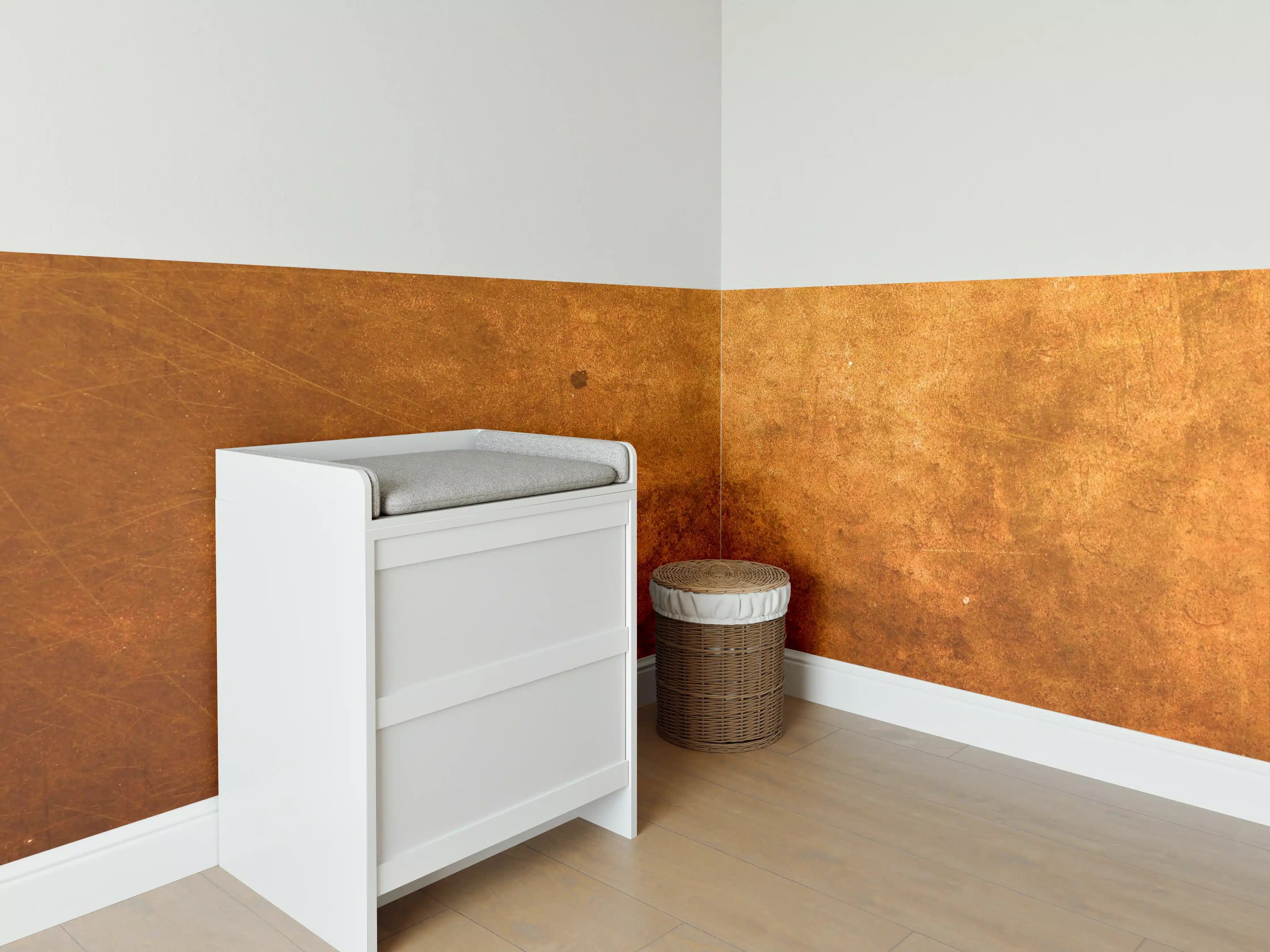 Babyzimmer Wandgestaltung - Kupferartige Metalloberfläche mit rostigen Akzenten