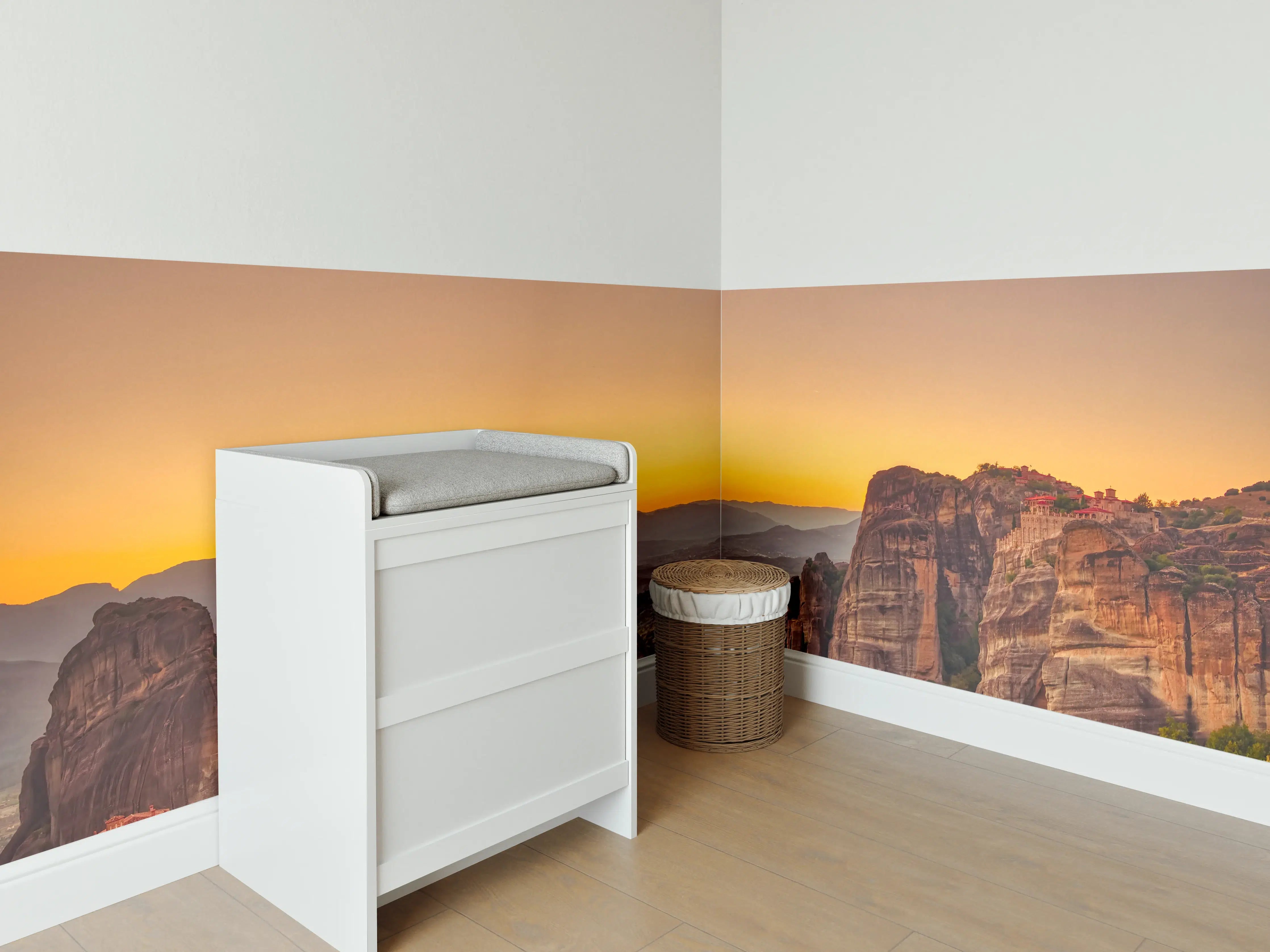 Babyzimmer Wandgestaltung - Landschaft mit Klöstern und Felsformationen