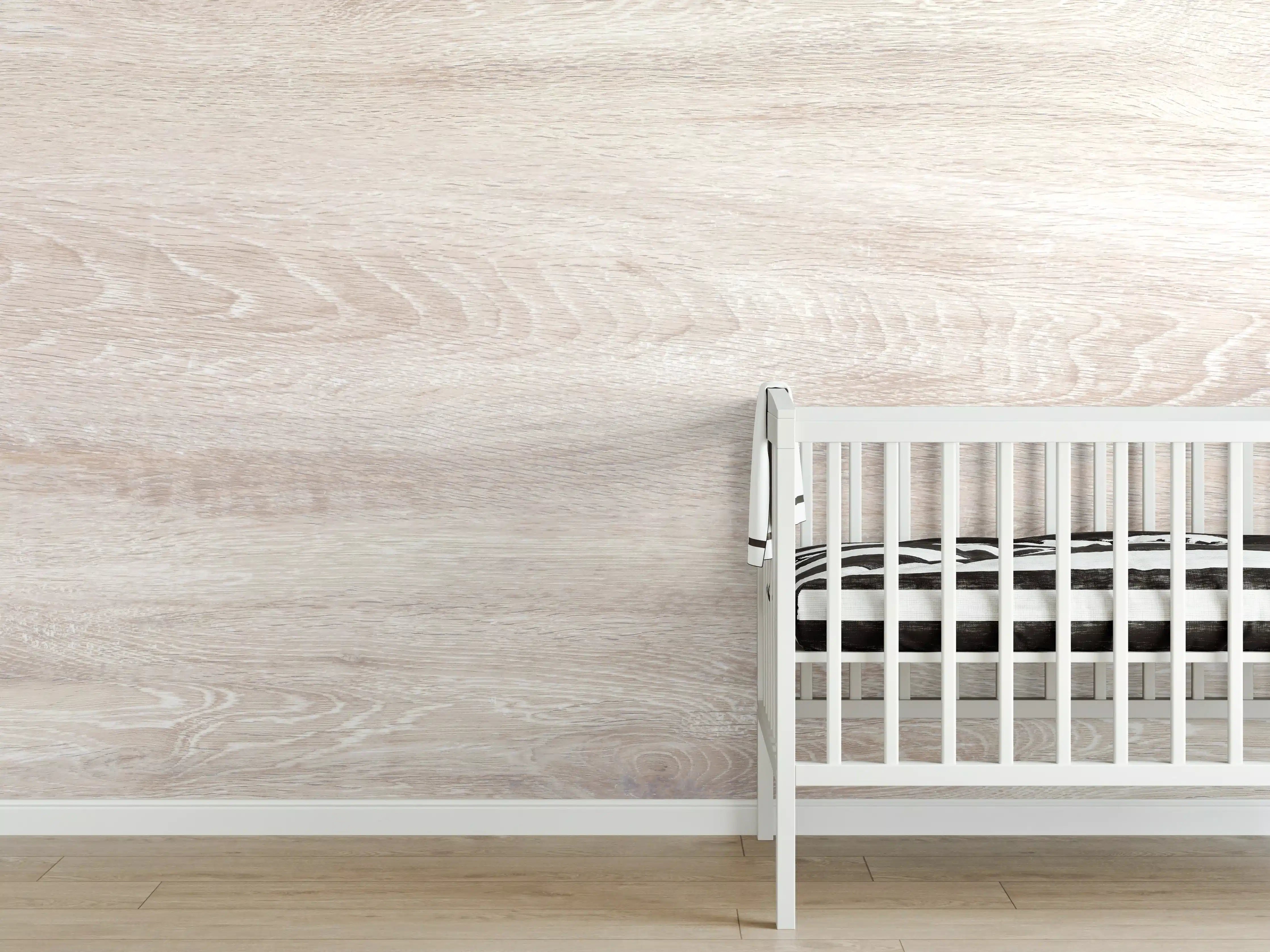 Babyzimmer Wandgestaltung - Lange beige Holzplatte