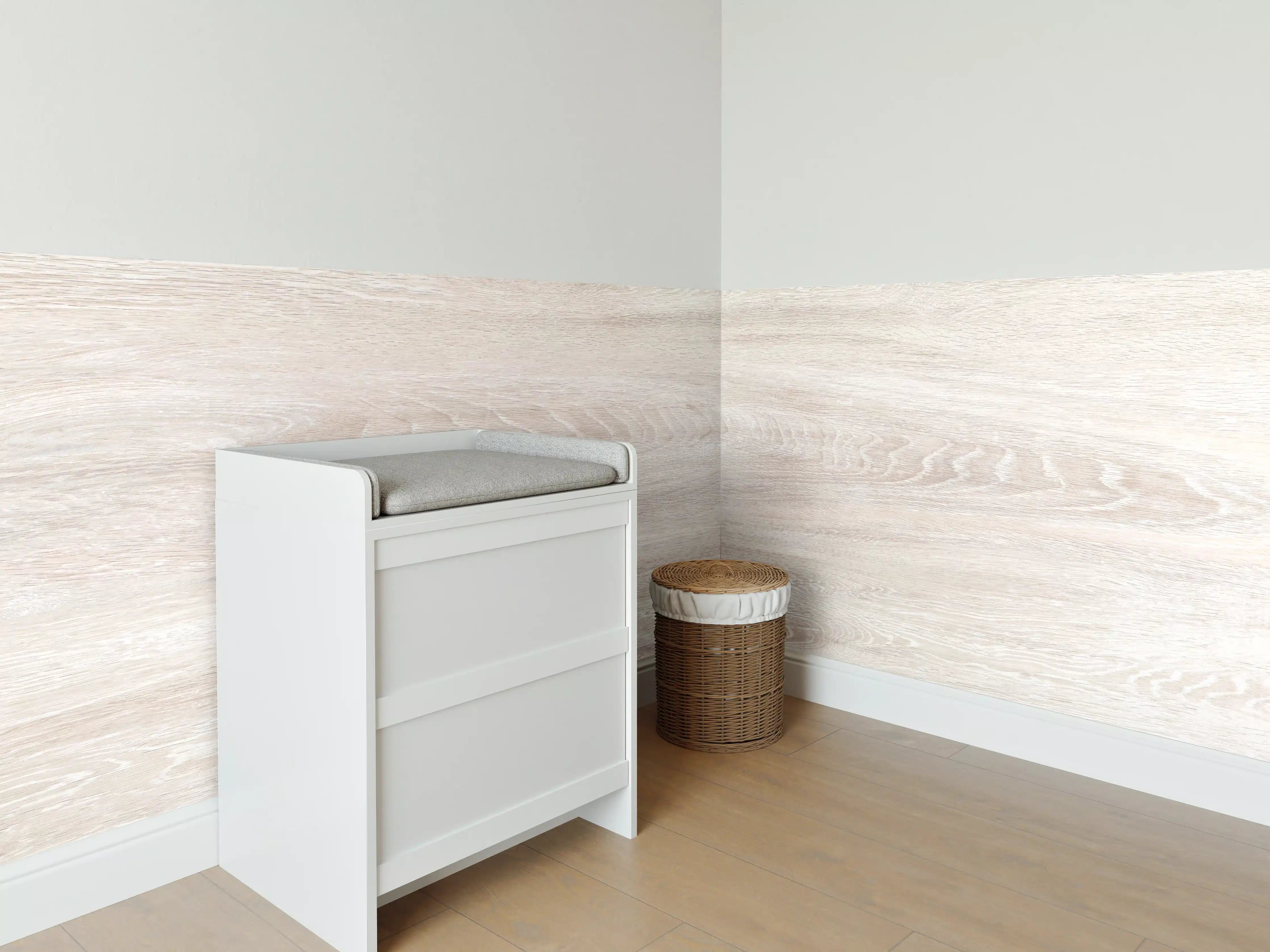 Babyzimmer Wandgestaltung - Lange beige Holzplatte