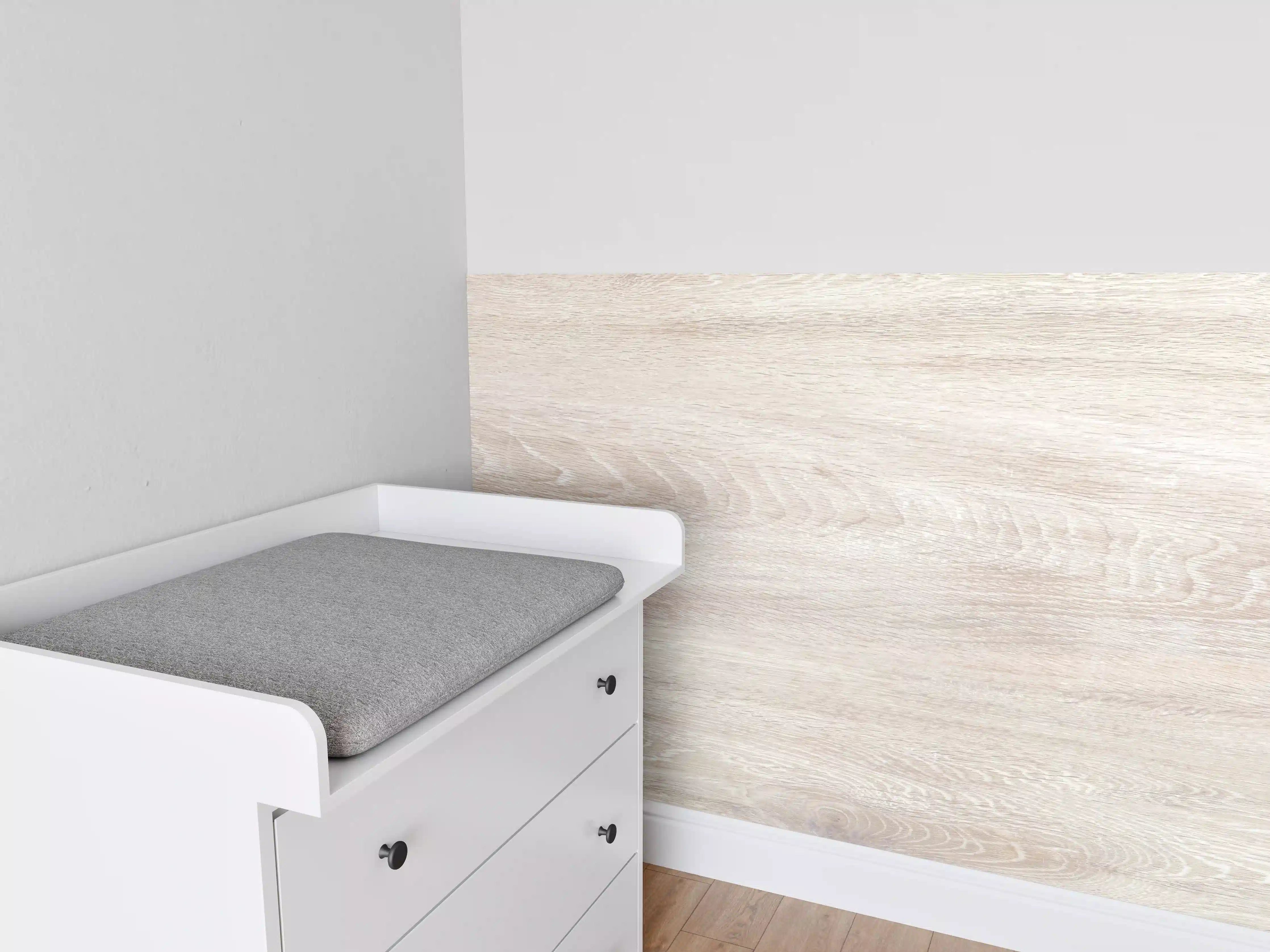 Babyzimmer Wandgestaltung - Lange beige Holzplatte