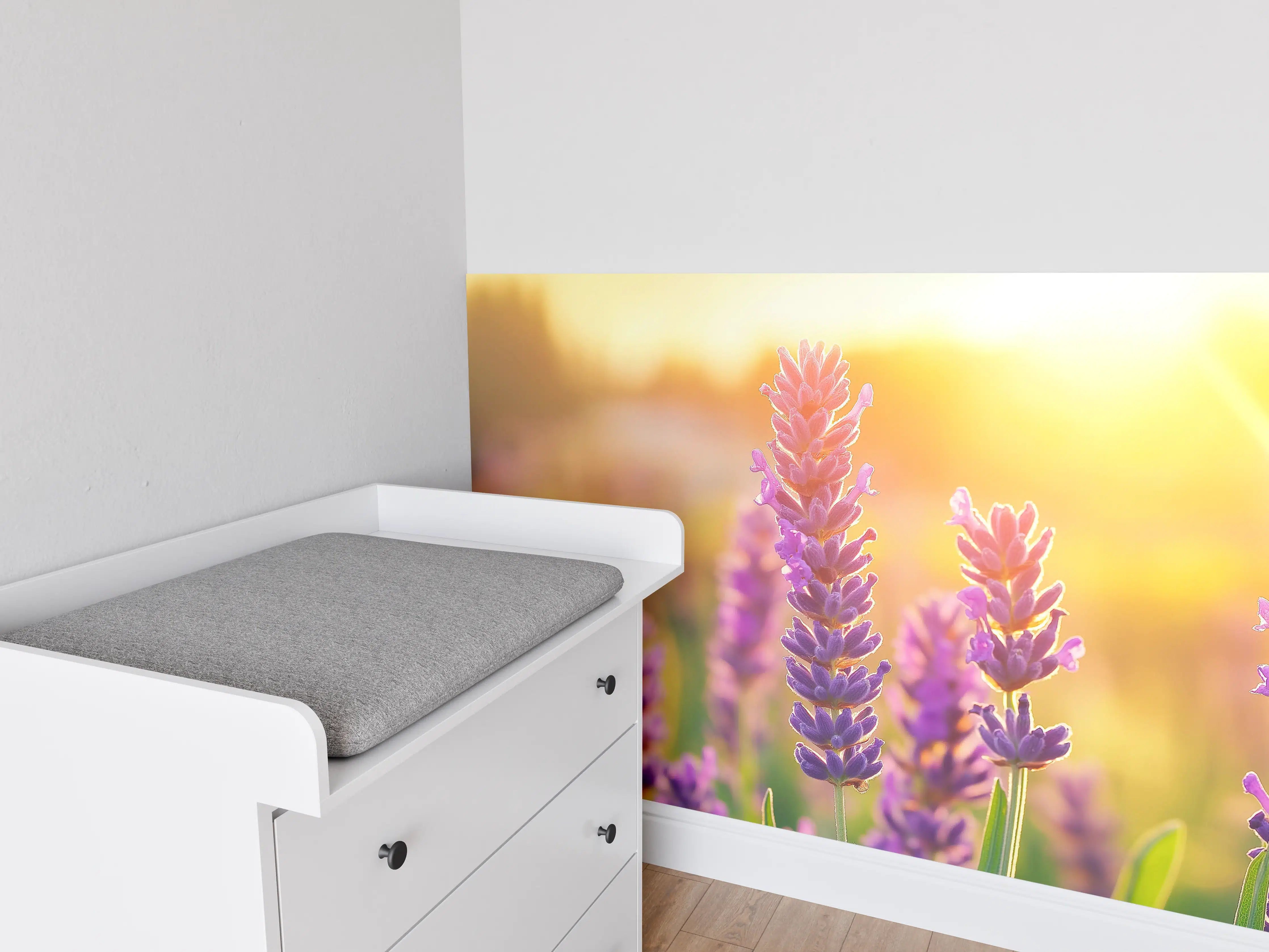 Babyzimmer Wandgestaltung - Lavendel in goldenem Abendlicht