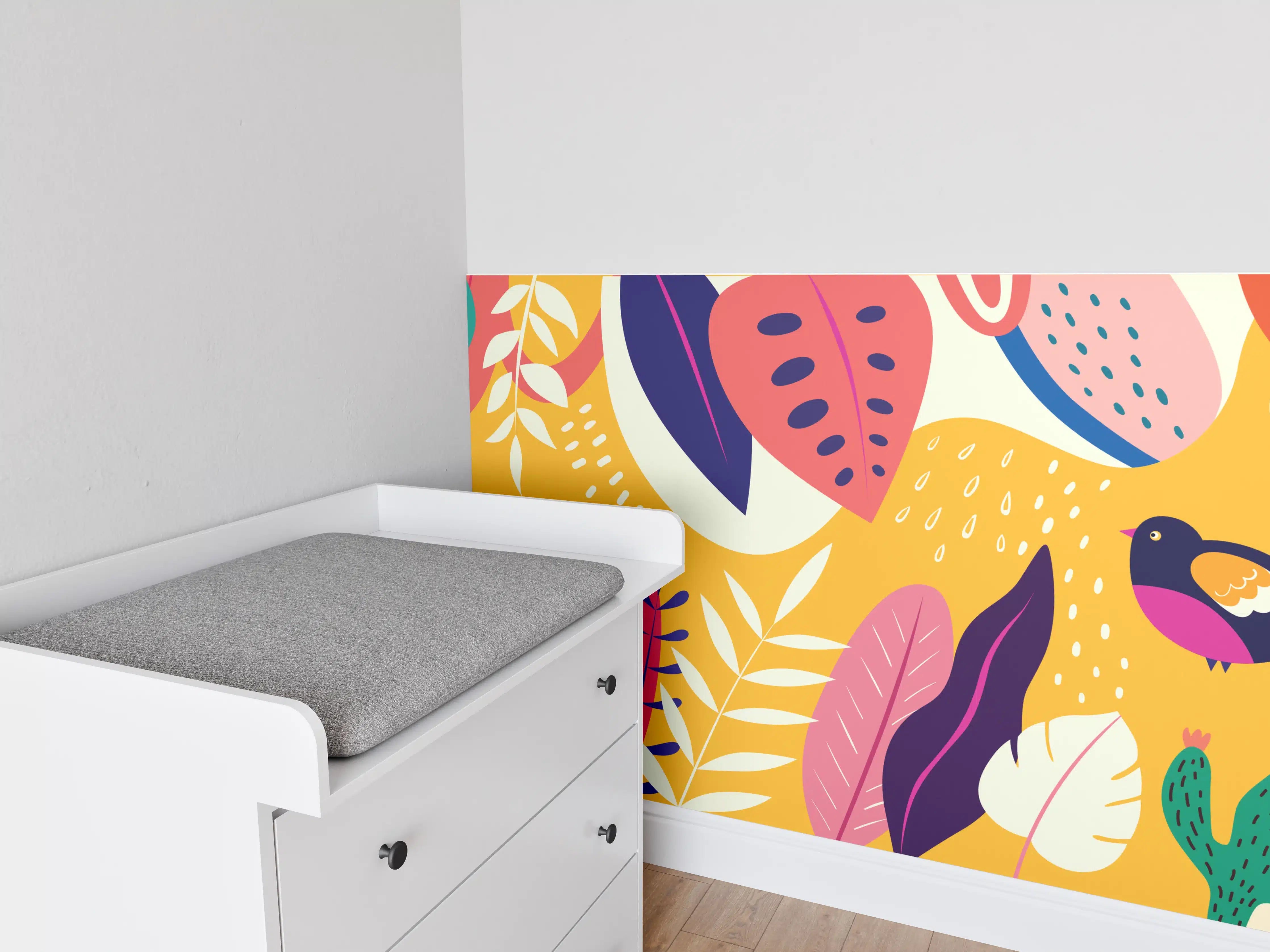 Babyzimmer Wandgestaltung - Lebendige tropische Dschungel-Szene mit bunten Pflanzen und Vögeln