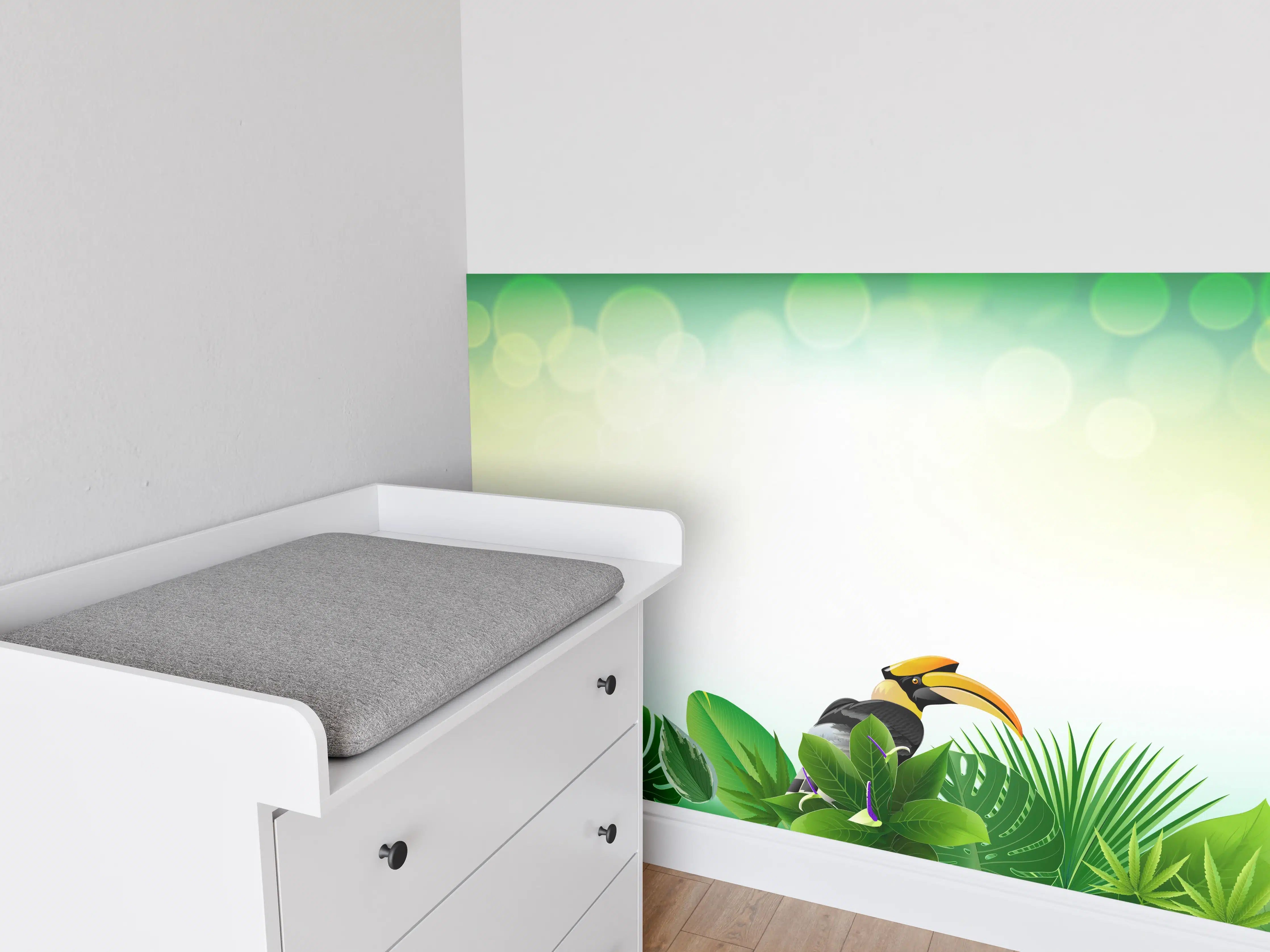 Babyzimmer Wandgestaltung - Lebhafte Dschungelmusik mit exotischen Vögeln und Giraffe