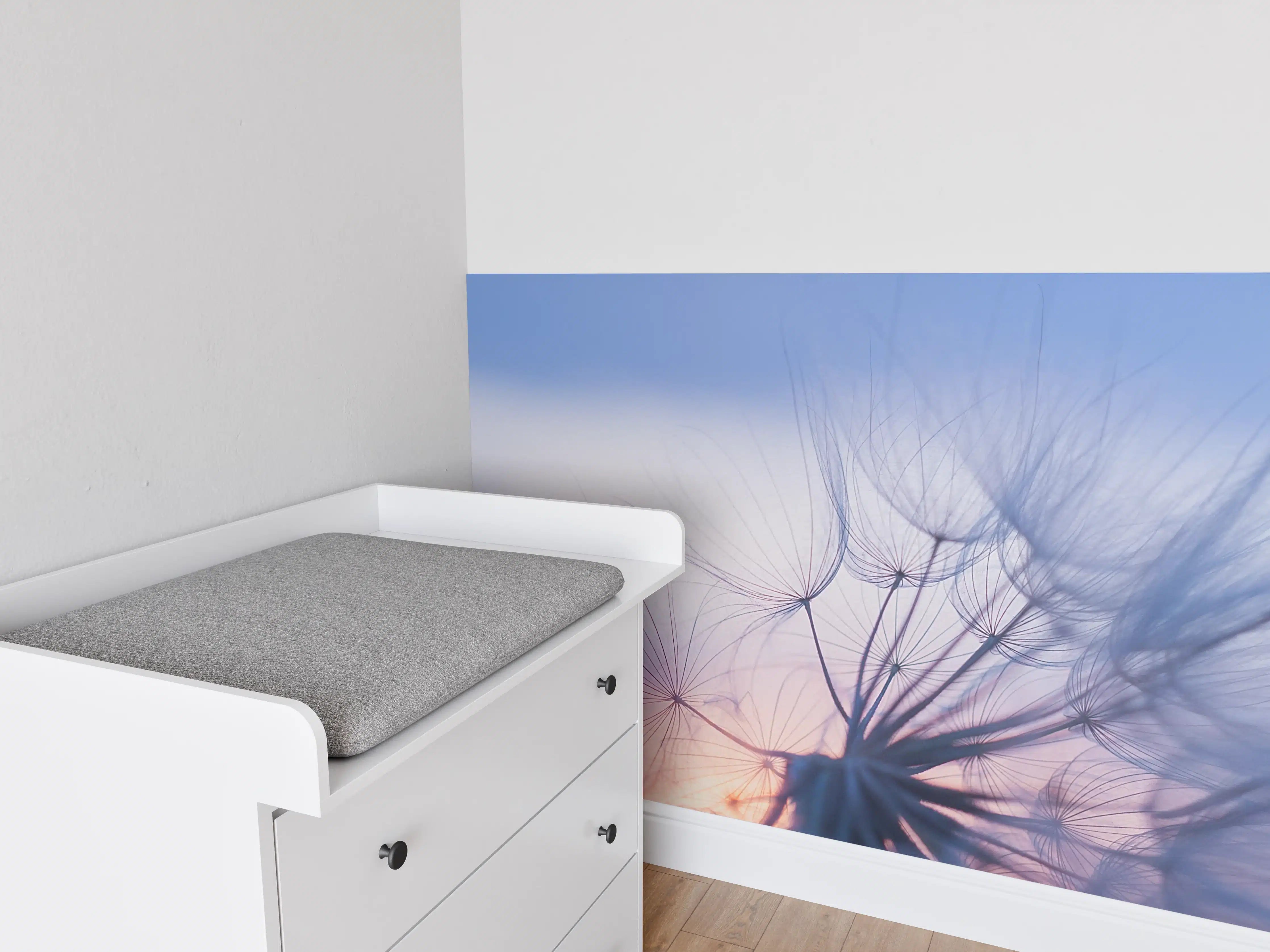Babyzimmer Wandgestaltung - Leicht verschwommene Pusteblume vor Sonnenuntergang