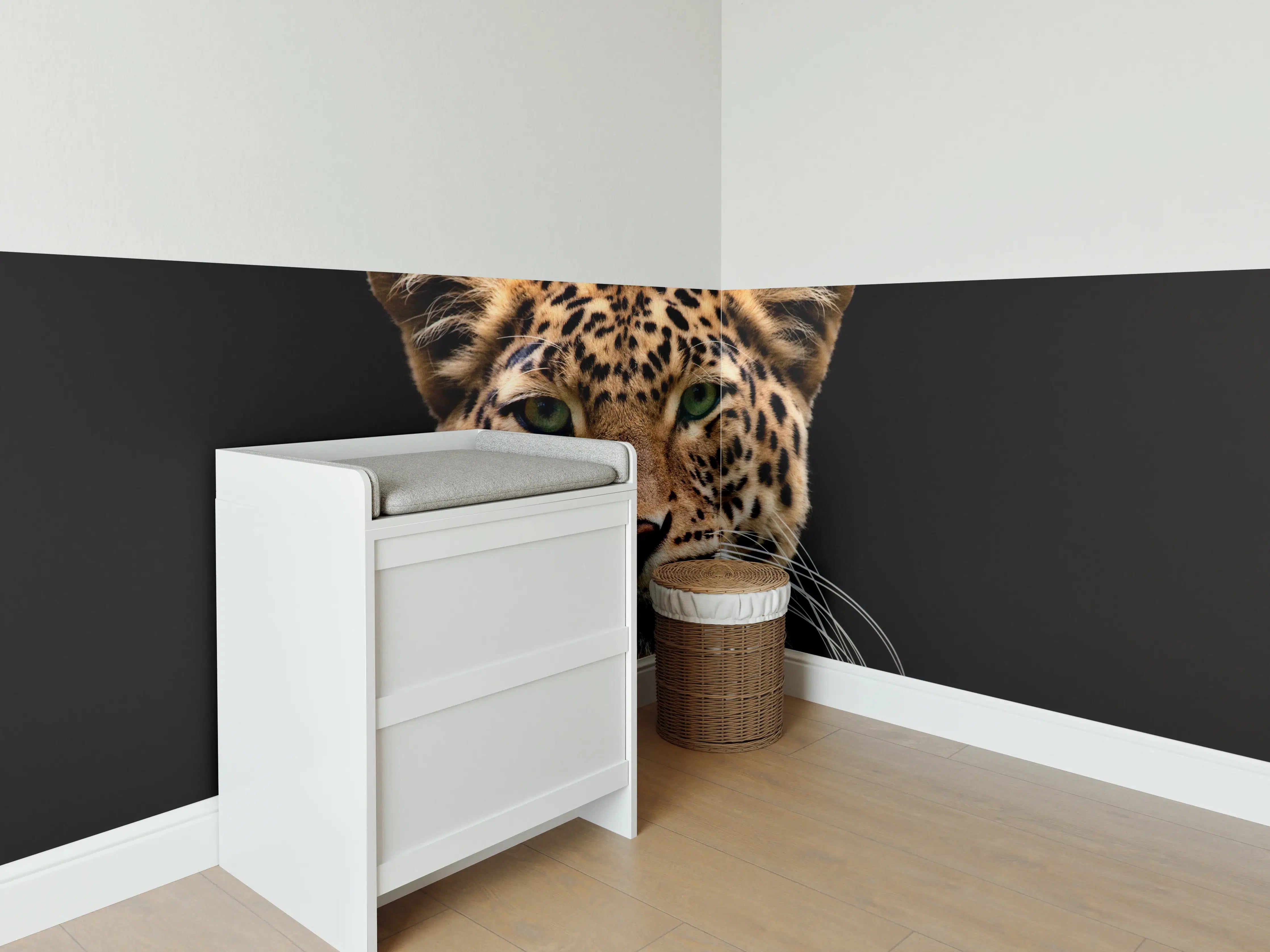 Babyzimmer Wandgestaltung - Leopard mit intensiven Blick vor dunklem Hintergrund