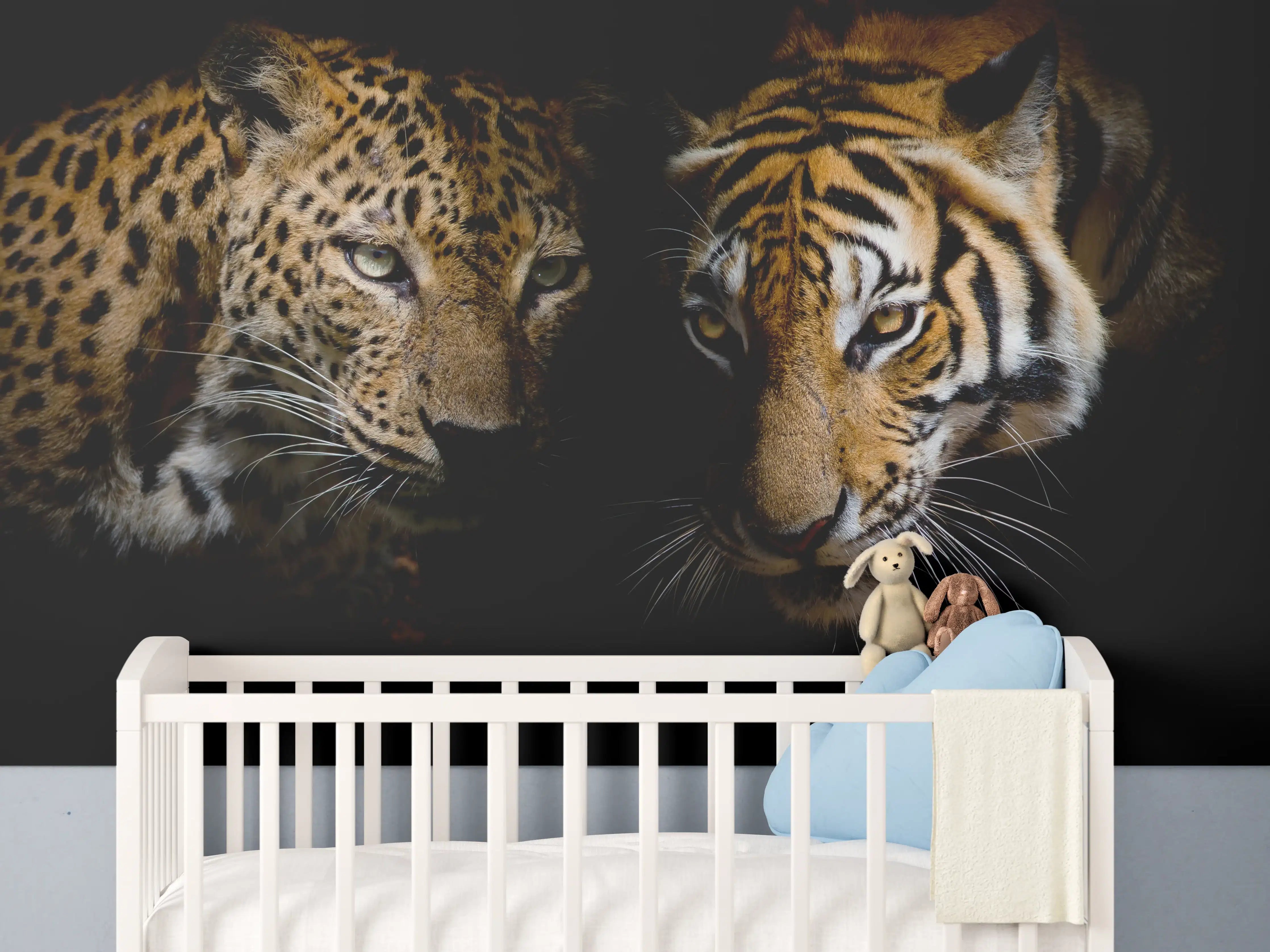 Babyzimmer Wandgestaltung - Leopard und Tiger isoliert auf schwarzen Hintergrund