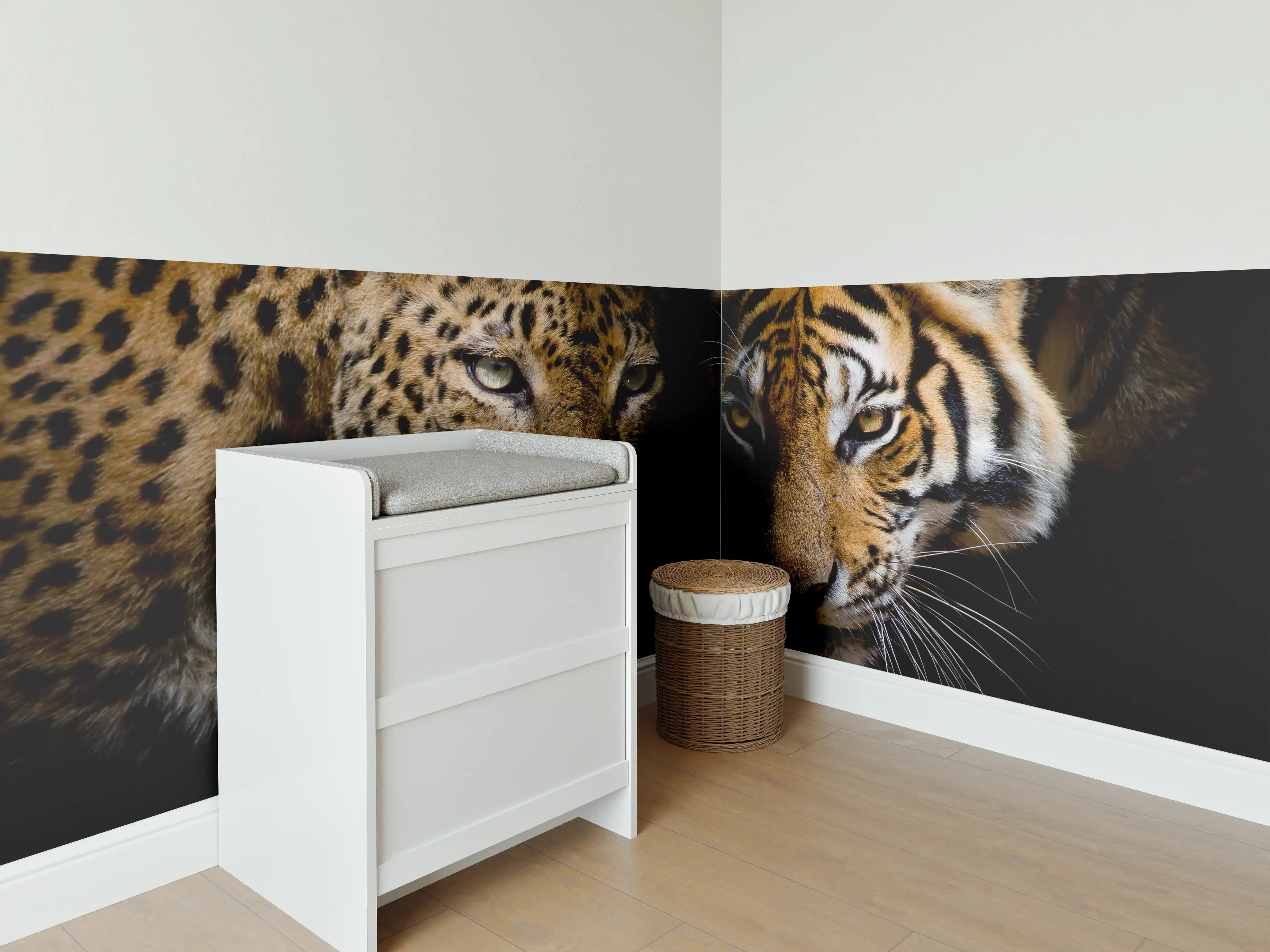 Babyzimmer Wandgestaltung - Leopard und Tiger isoliert auf schwarzen Hintergrund