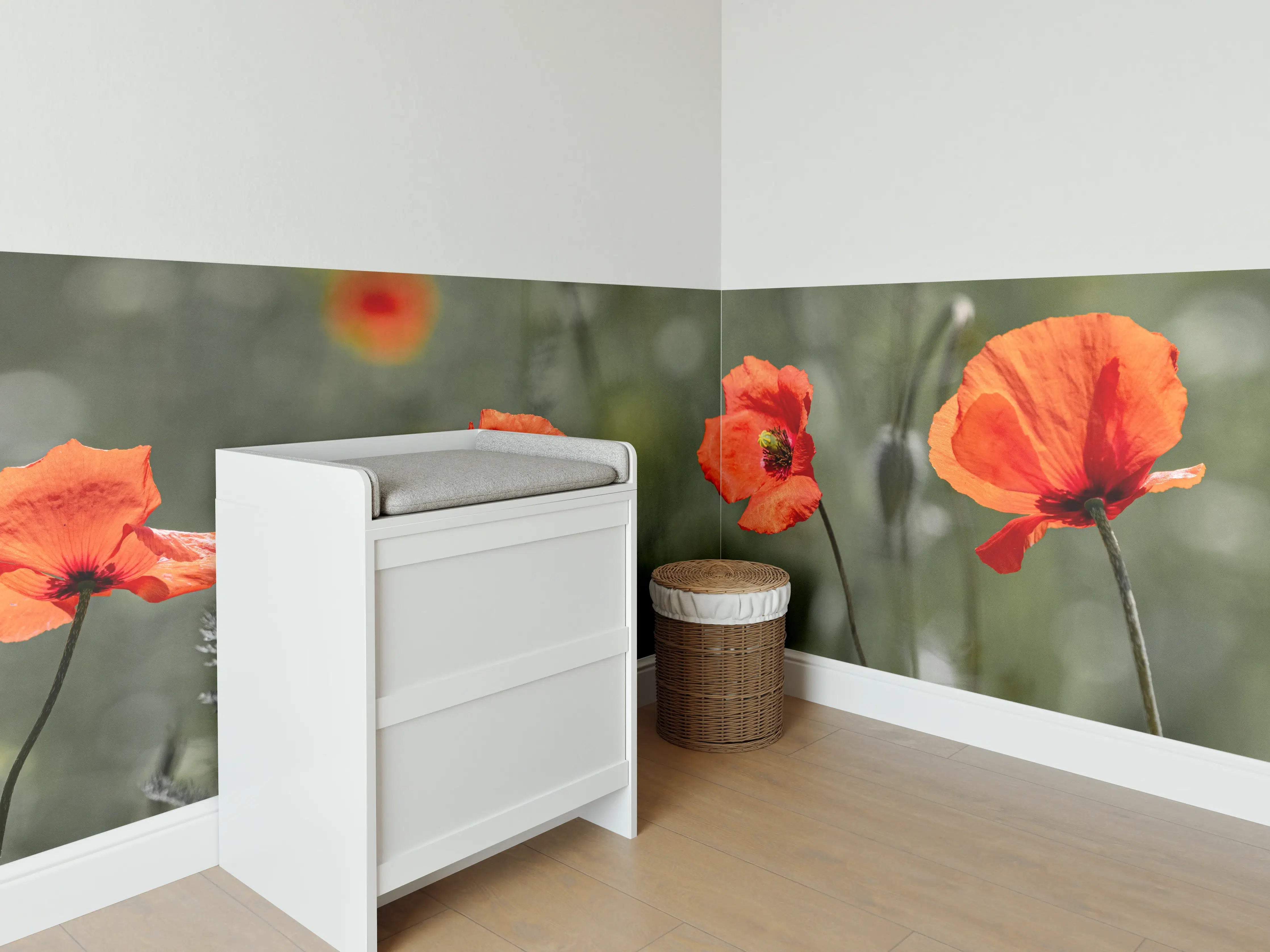 Babyzimmer Wandgestaltung - Leuchtende Mohnblumen in natürlicher Umgebung