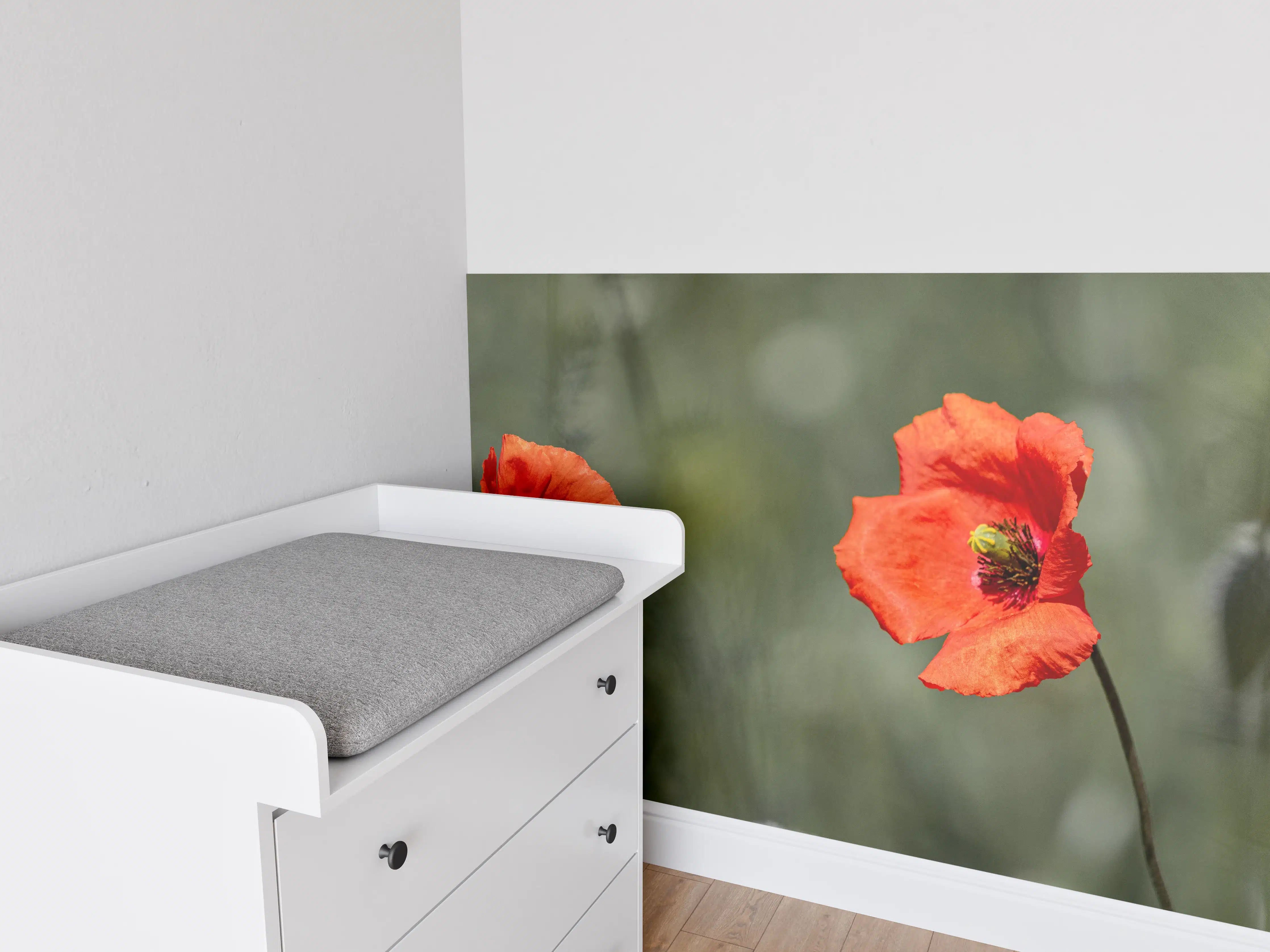 Babyzimmer Wandgestaltung - Leuchtende Mohnblumen in natürlicher Umgebung
