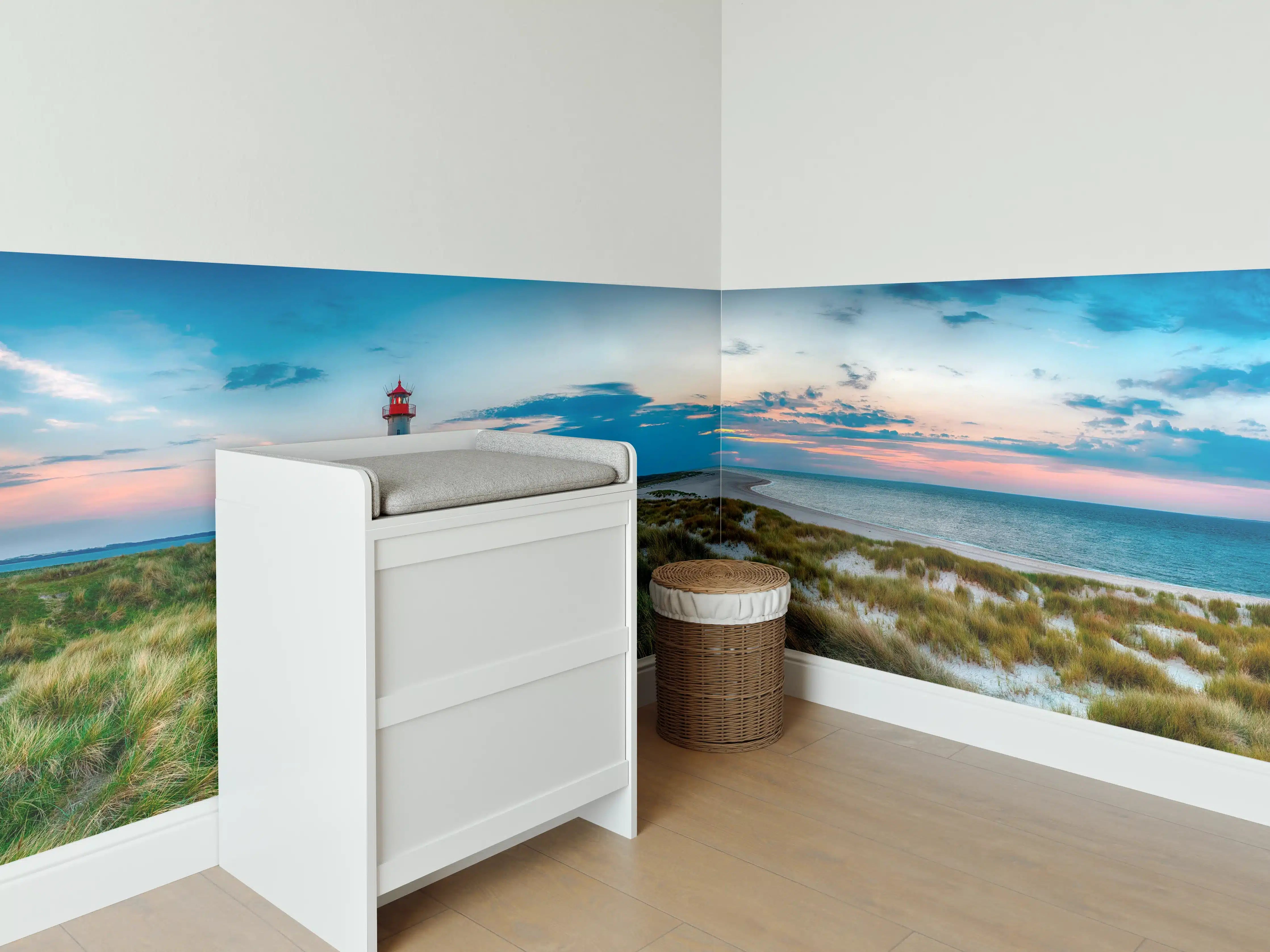 Babyzimmer Wandgestaltung - Leuchtturm am Strand bei Sonnenuntergang