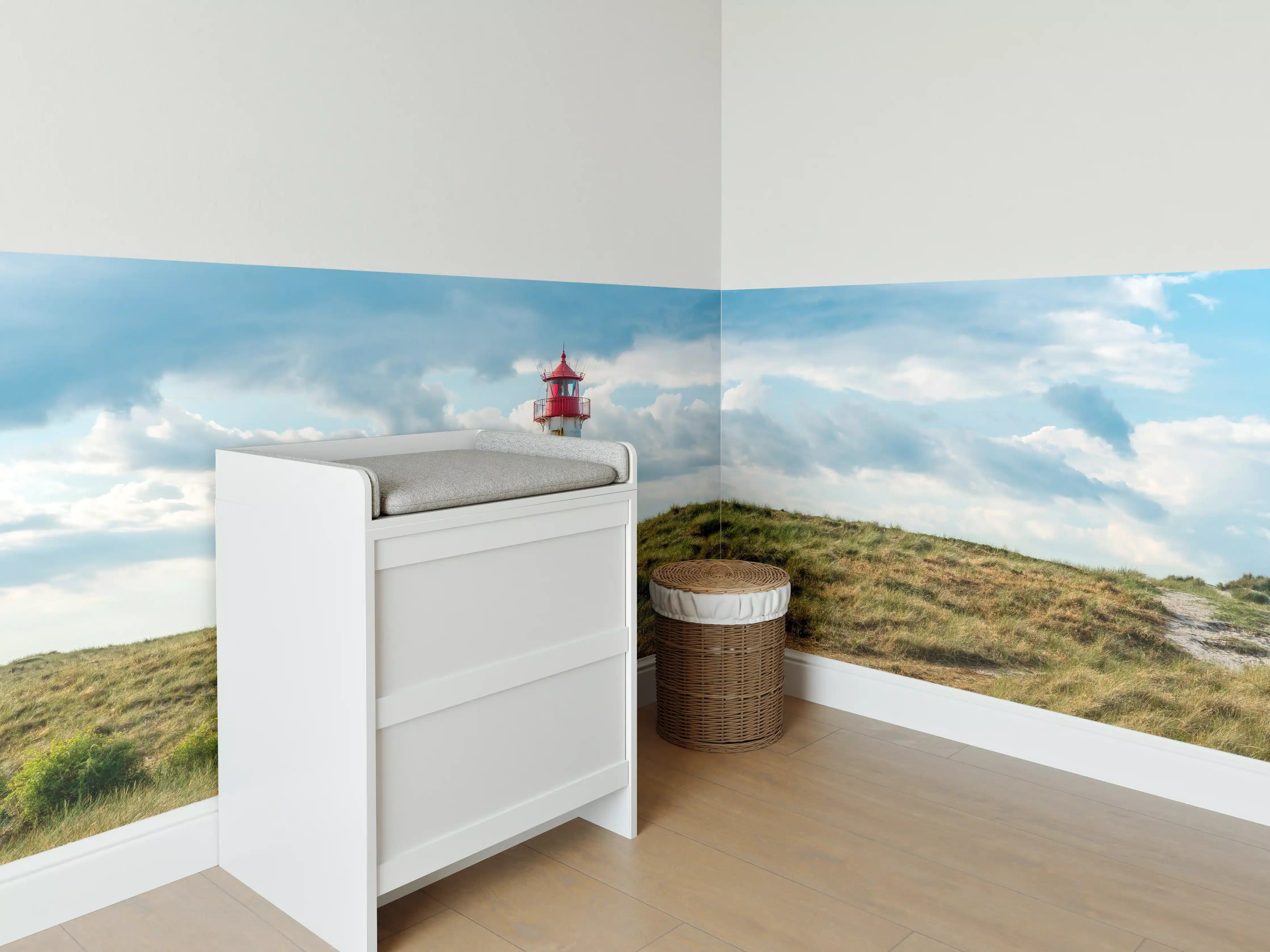 Babyzimmer Wandgestaltung - Leuchtturm vor dramatischem Himmel