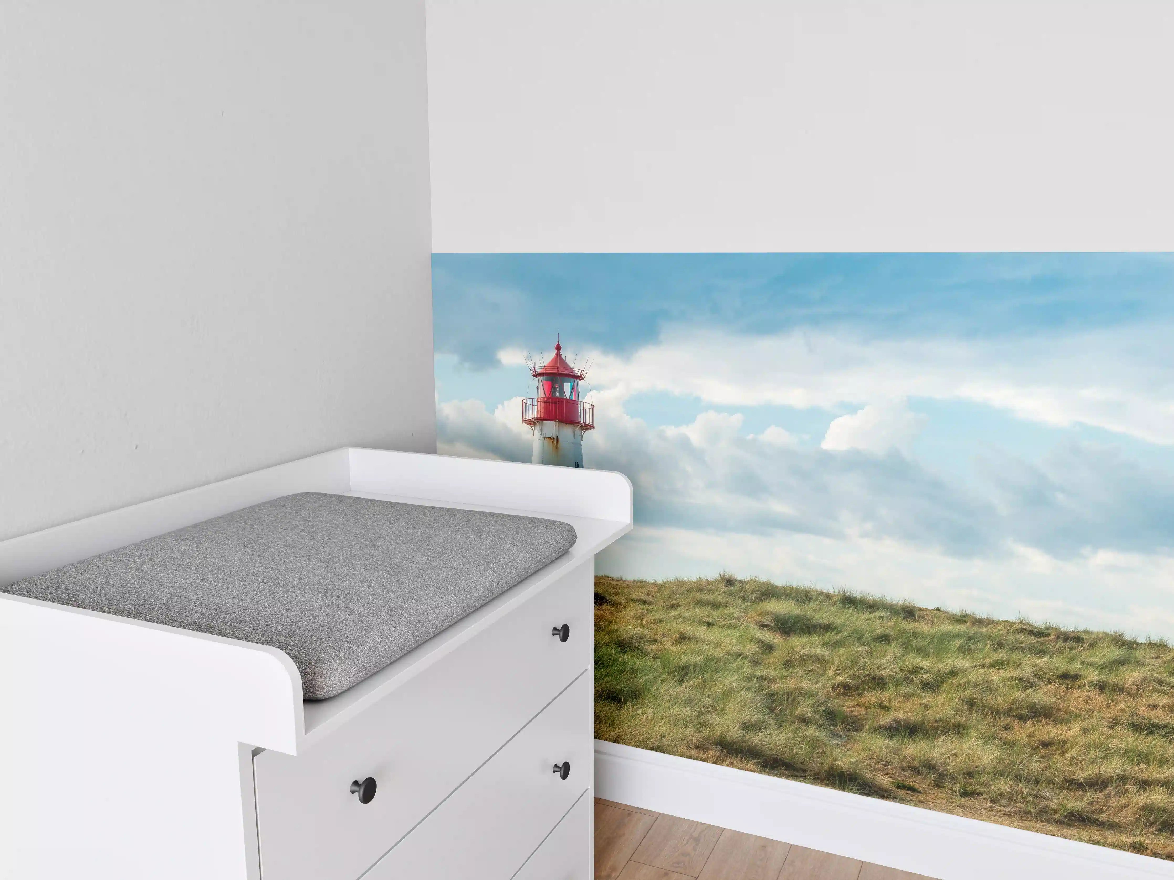 Babyzimmer Wandgestaltung - Leuchtturm vor dramatischem Himmel