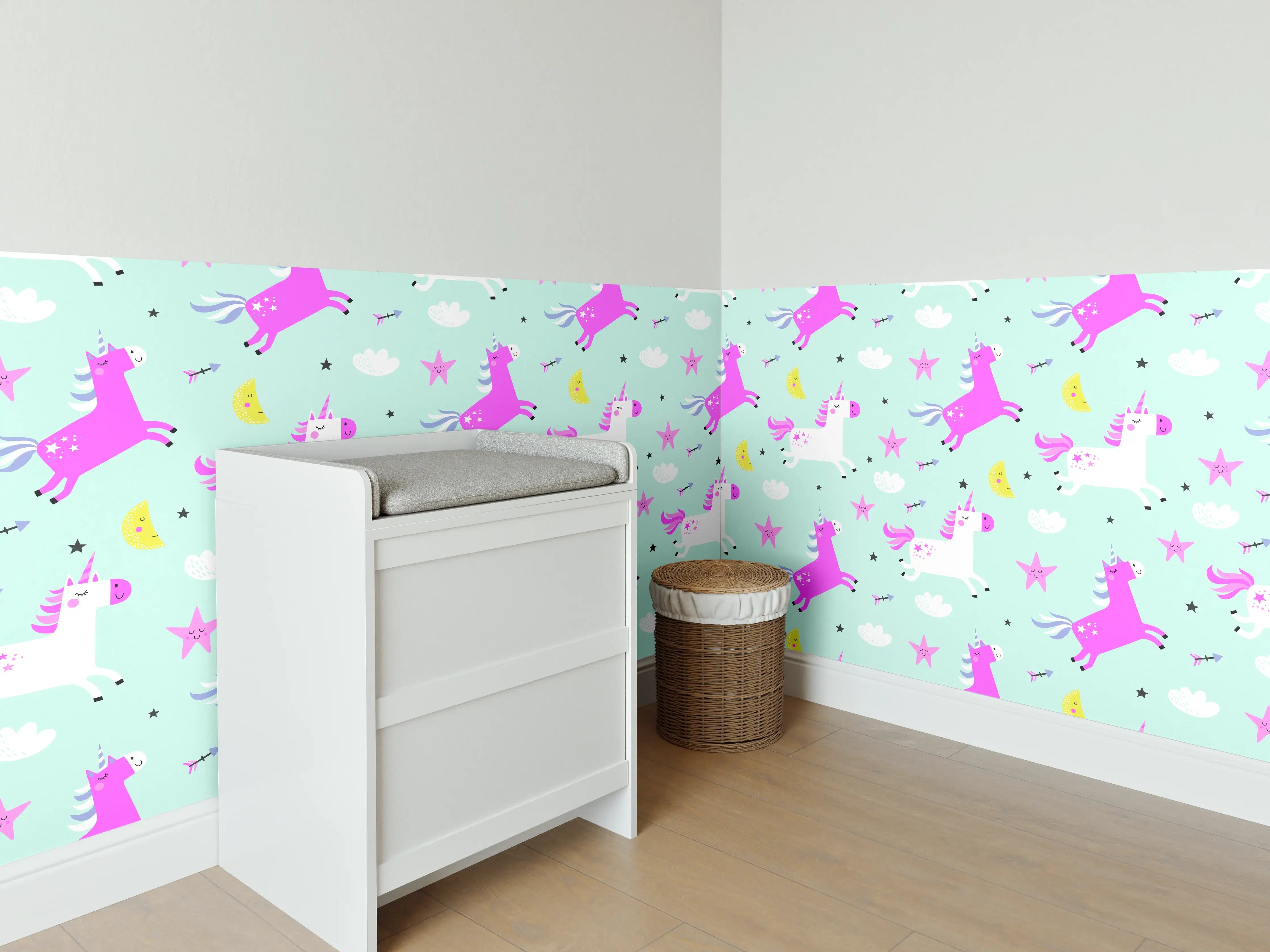 Babyzimmer Wandgestaltung - Liebevolle Einhorn-Wolken-Kombination