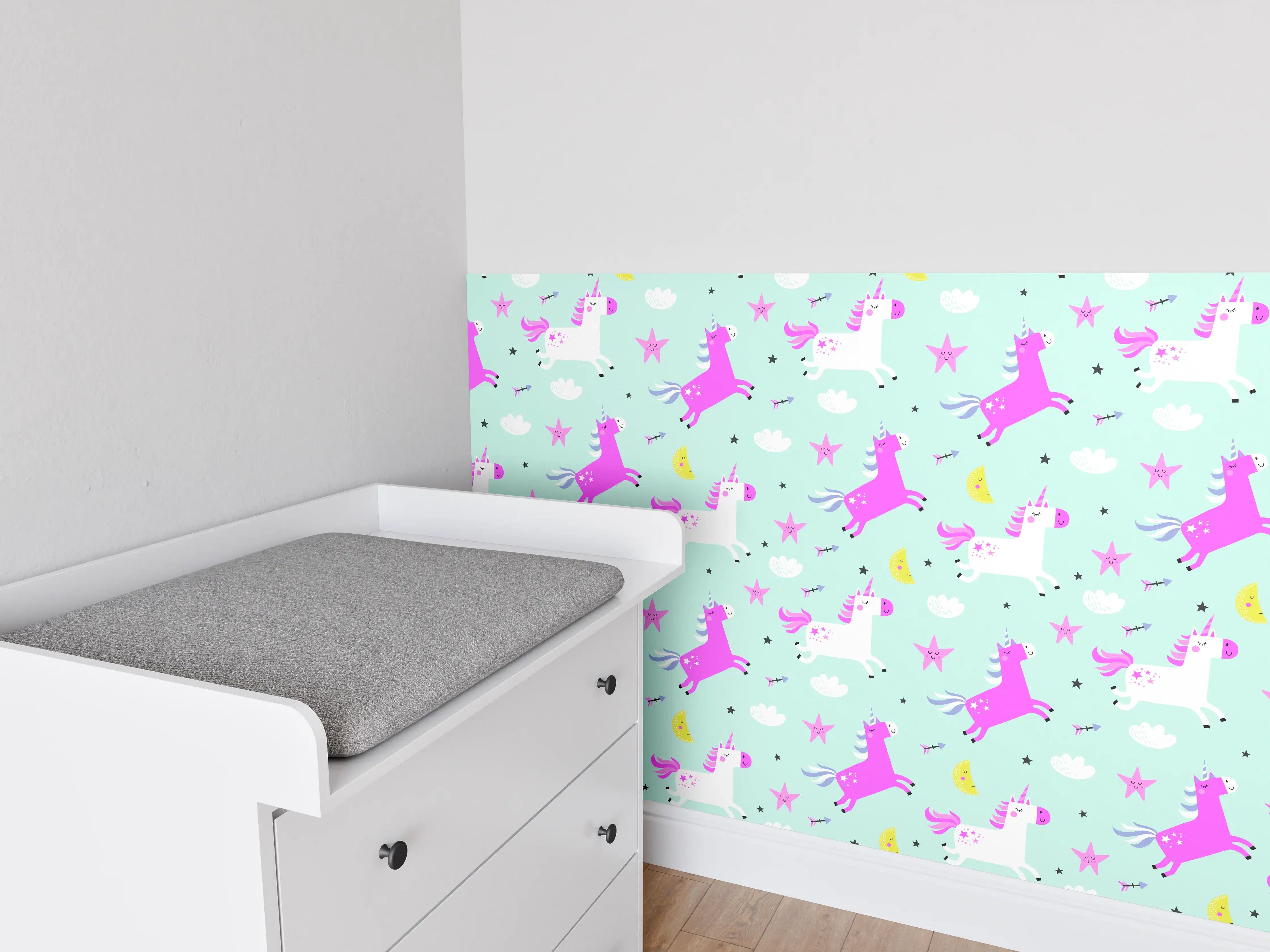 Babyzimmer Wandgestaltung - Liebevolle Einhorn-Wolken-Kombination