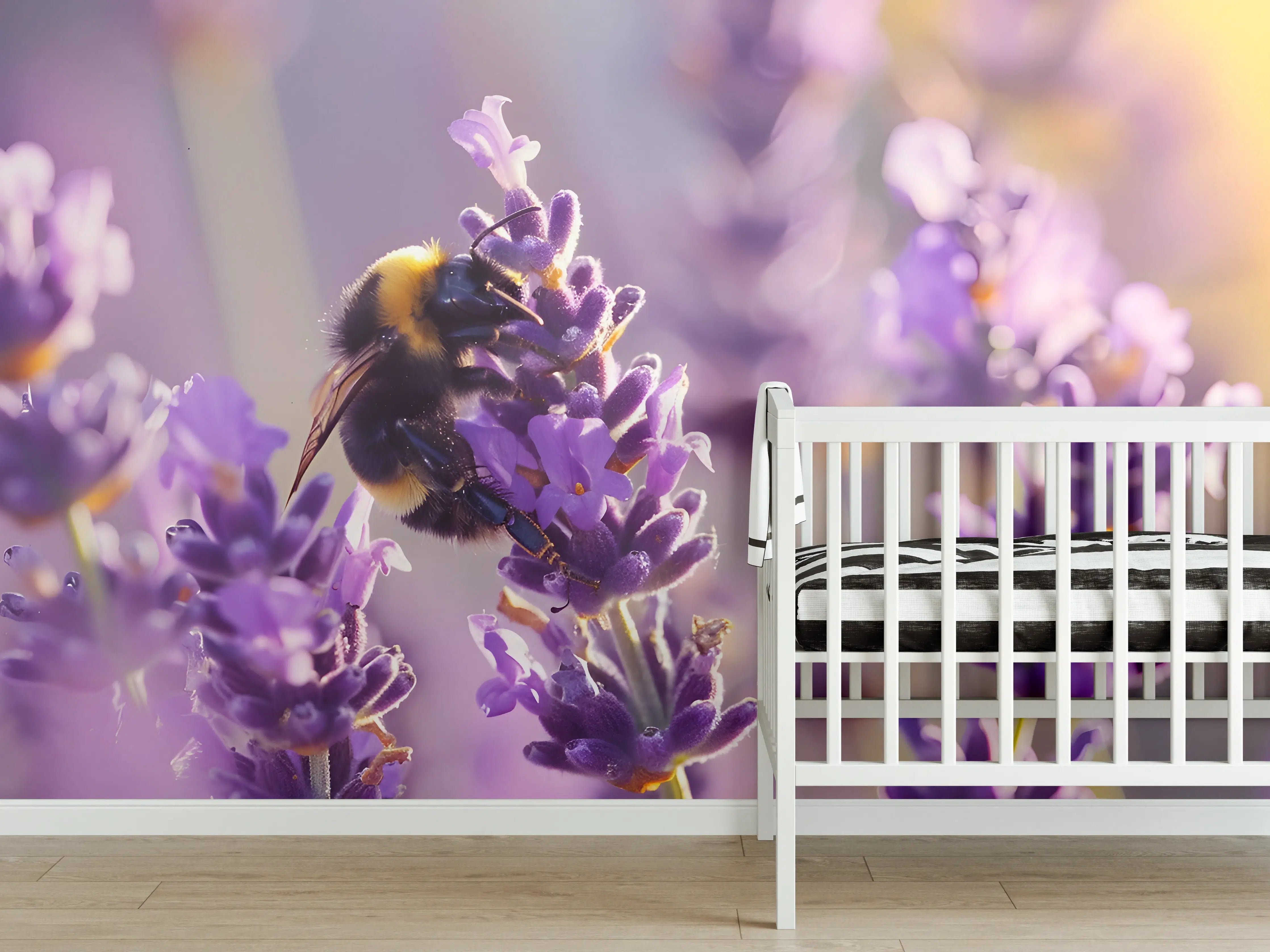 Babyzimmer Wandgestaltung - Lila Lavendel mit Hummel