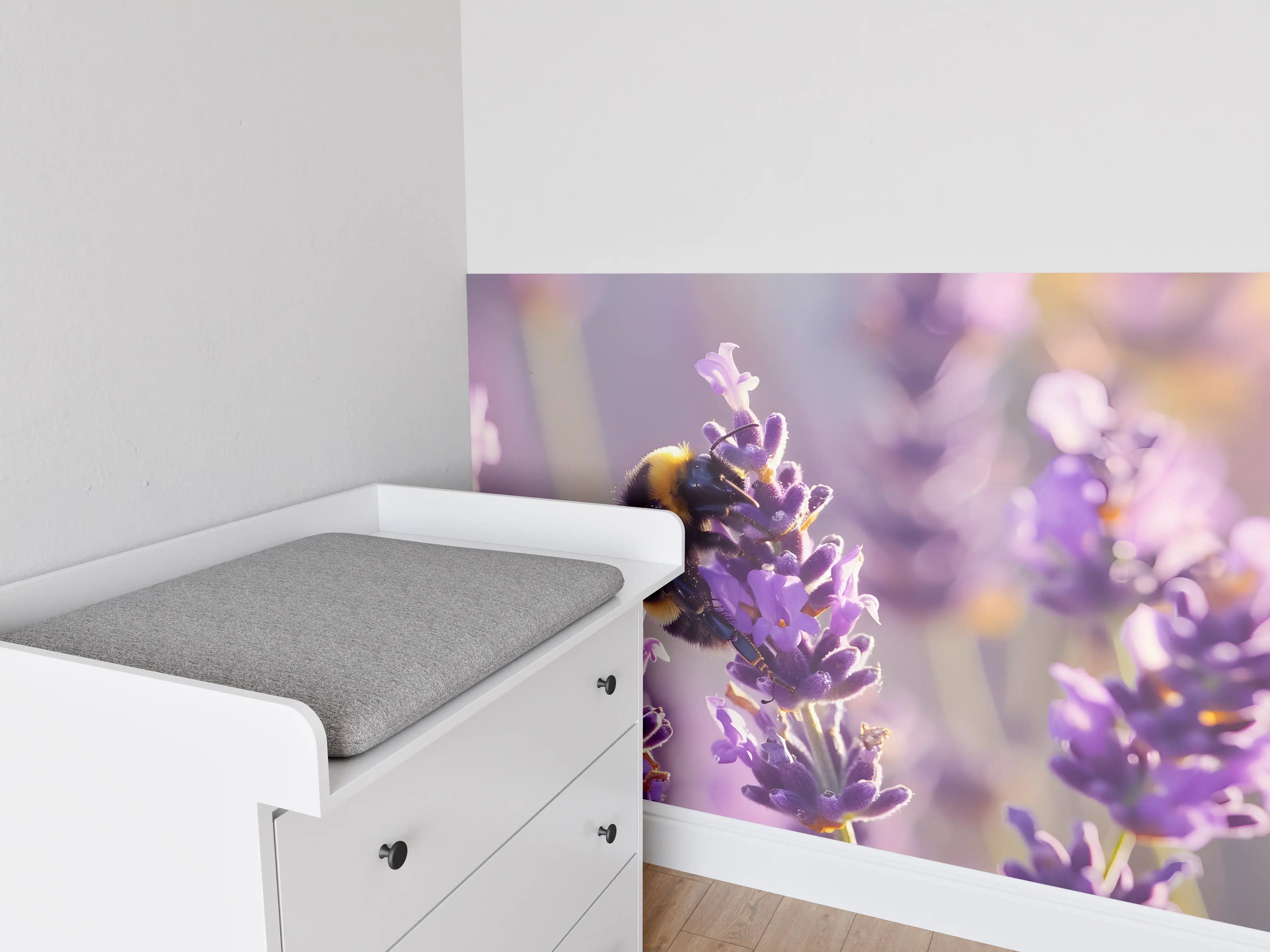 Babyzimmer Wandgestaltung - Lila Lavendel mit Hummel