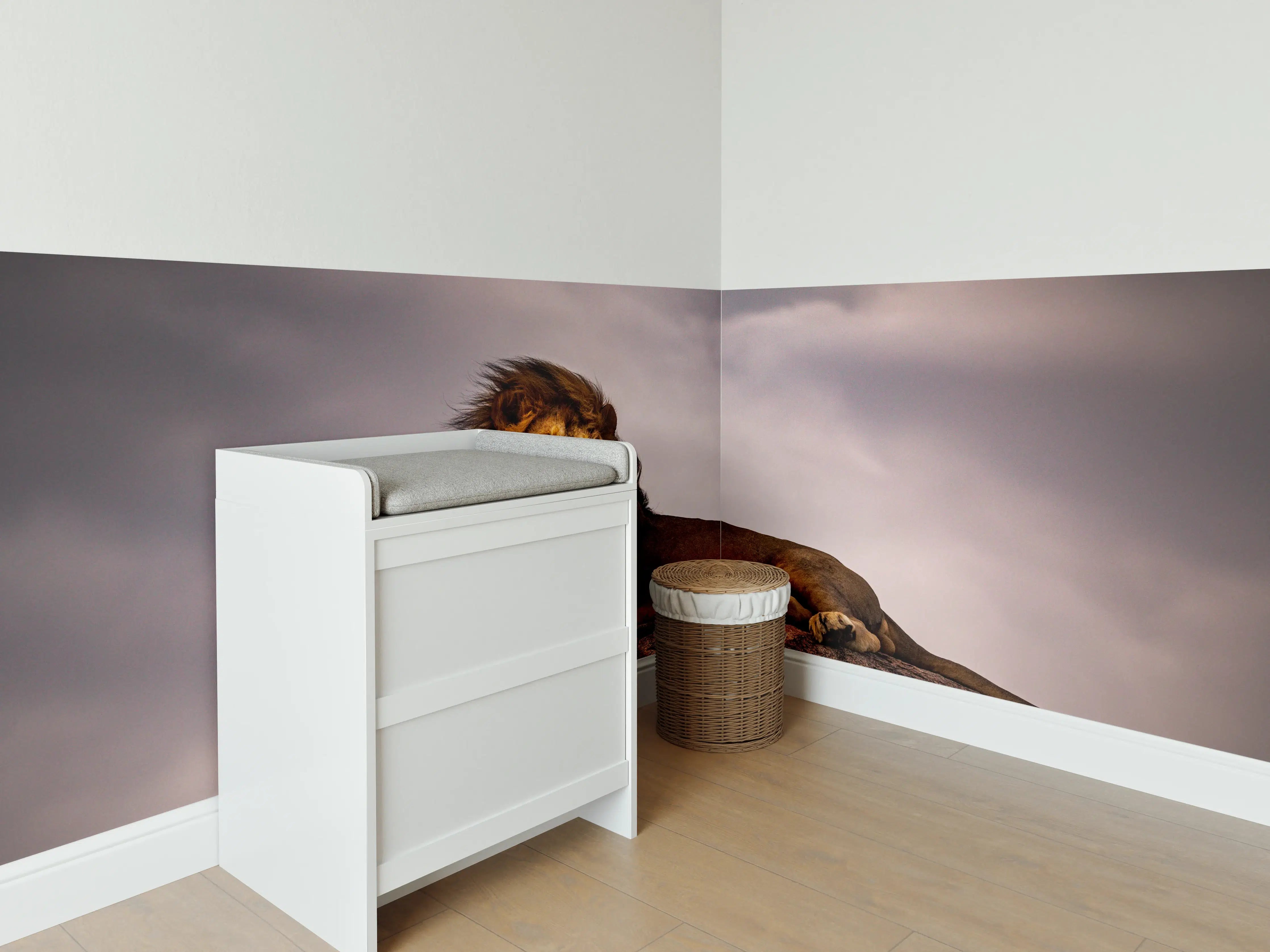 Babyzimmer Wandgestaltung - Löwe vor dunklem Himmel