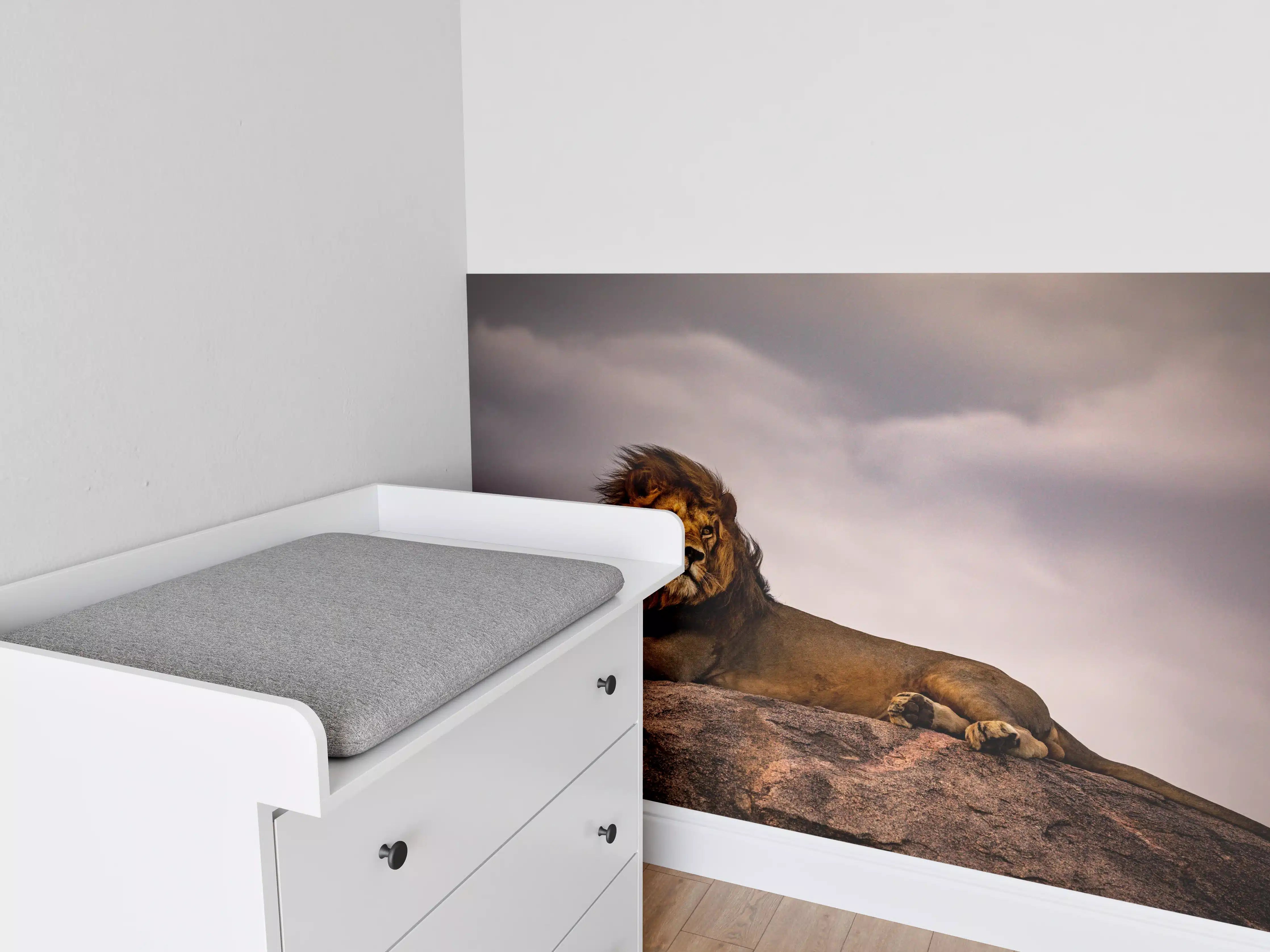 Babyzimmer Wandgestaltung - Löwe vor dunklem Himmel