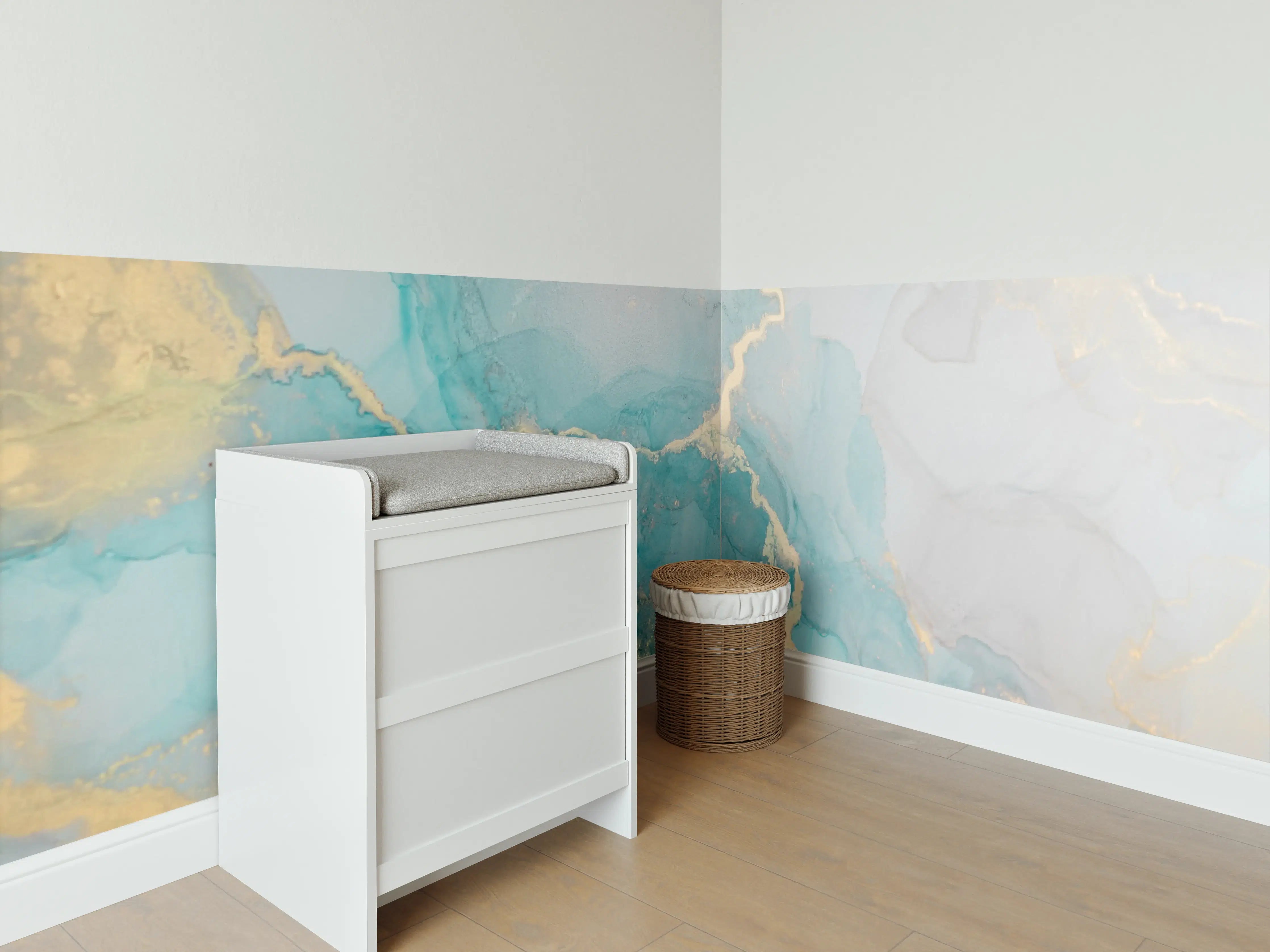 Babyzimmer Wandgestaltung - Luxuriöse Aqua-Weiße Marmor-Textur mit Goldakzenten