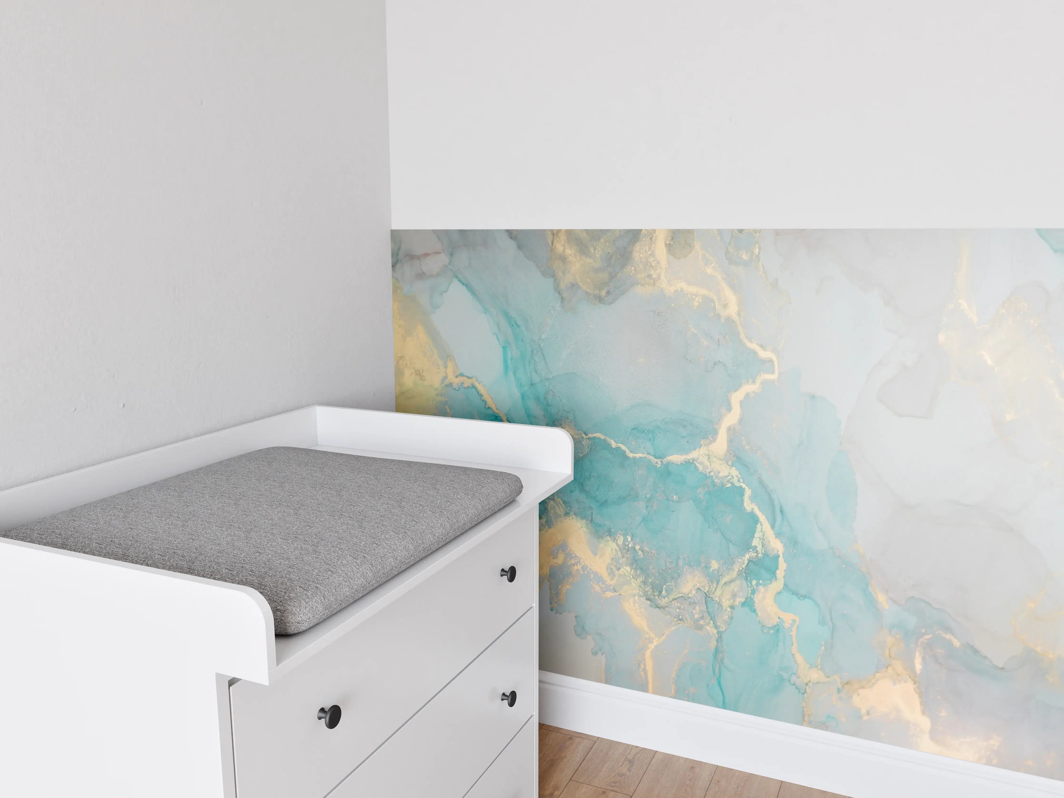 Babyzimmer Wandgestaltung - Luxuriöse Aqua-Weiße Marmor-Textur mit Goldakzenten