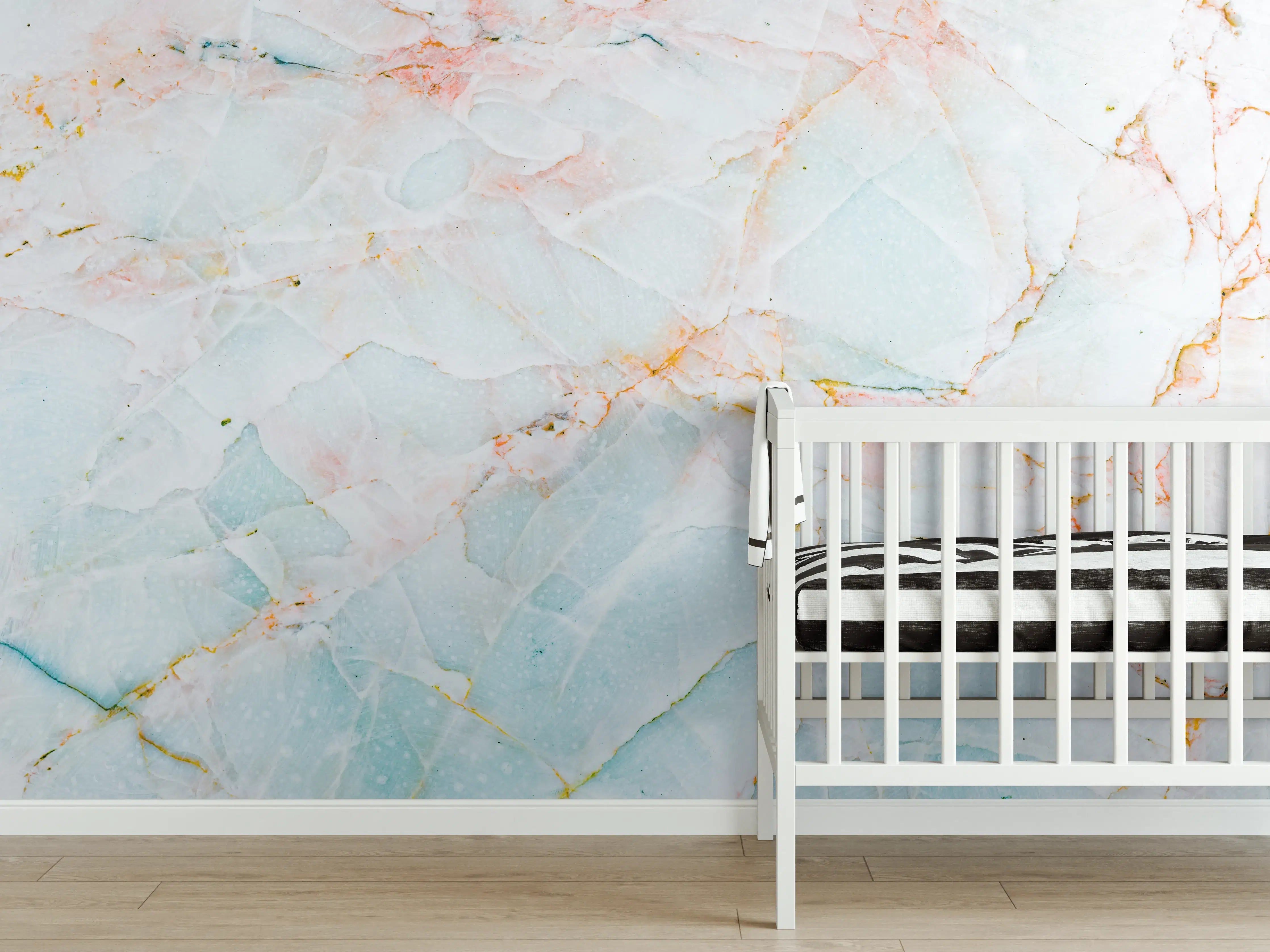 Babyzimmer Wandgestaltung - Luxuriöse Marmor-Textur in Hellblau mit Goldtönen