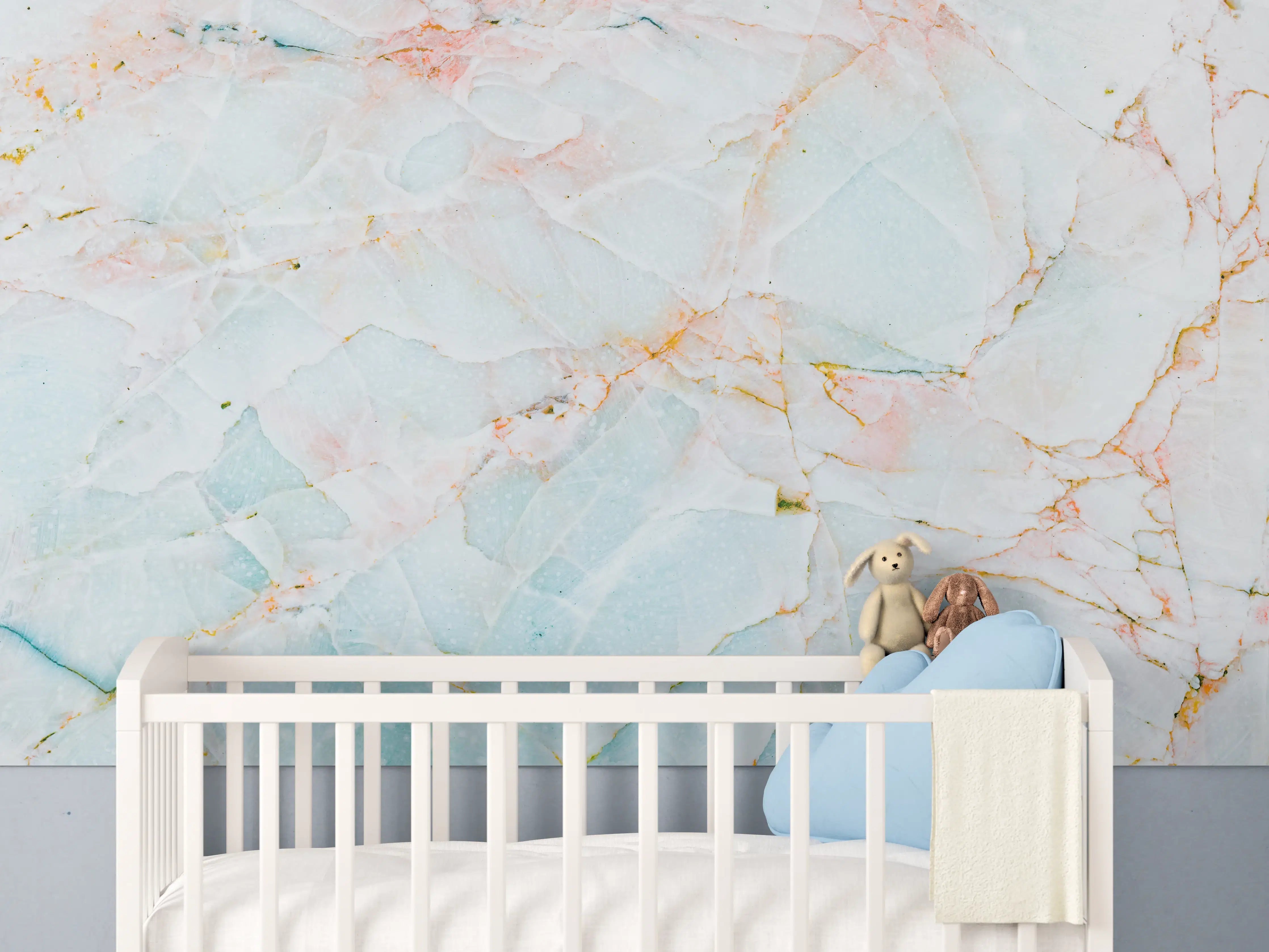 Babyzimmer Wandgestaltung - Luxuriöse Marmor-Textur in Hellblau mit Goldtönen