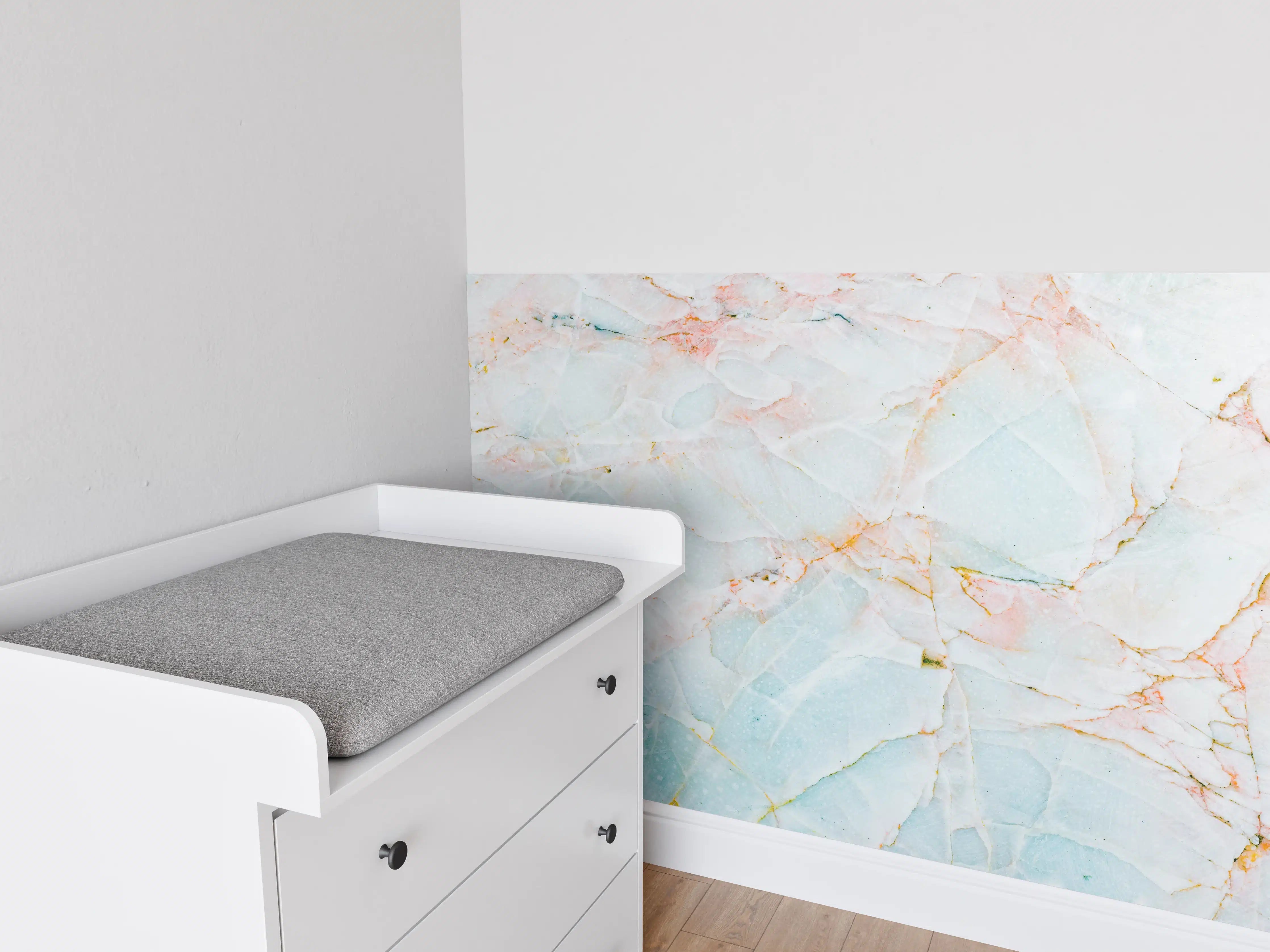 Babyzimmer Wandgestaltung - Luxuriöse Marmor-Textur in Hellblau mit Goldtönen