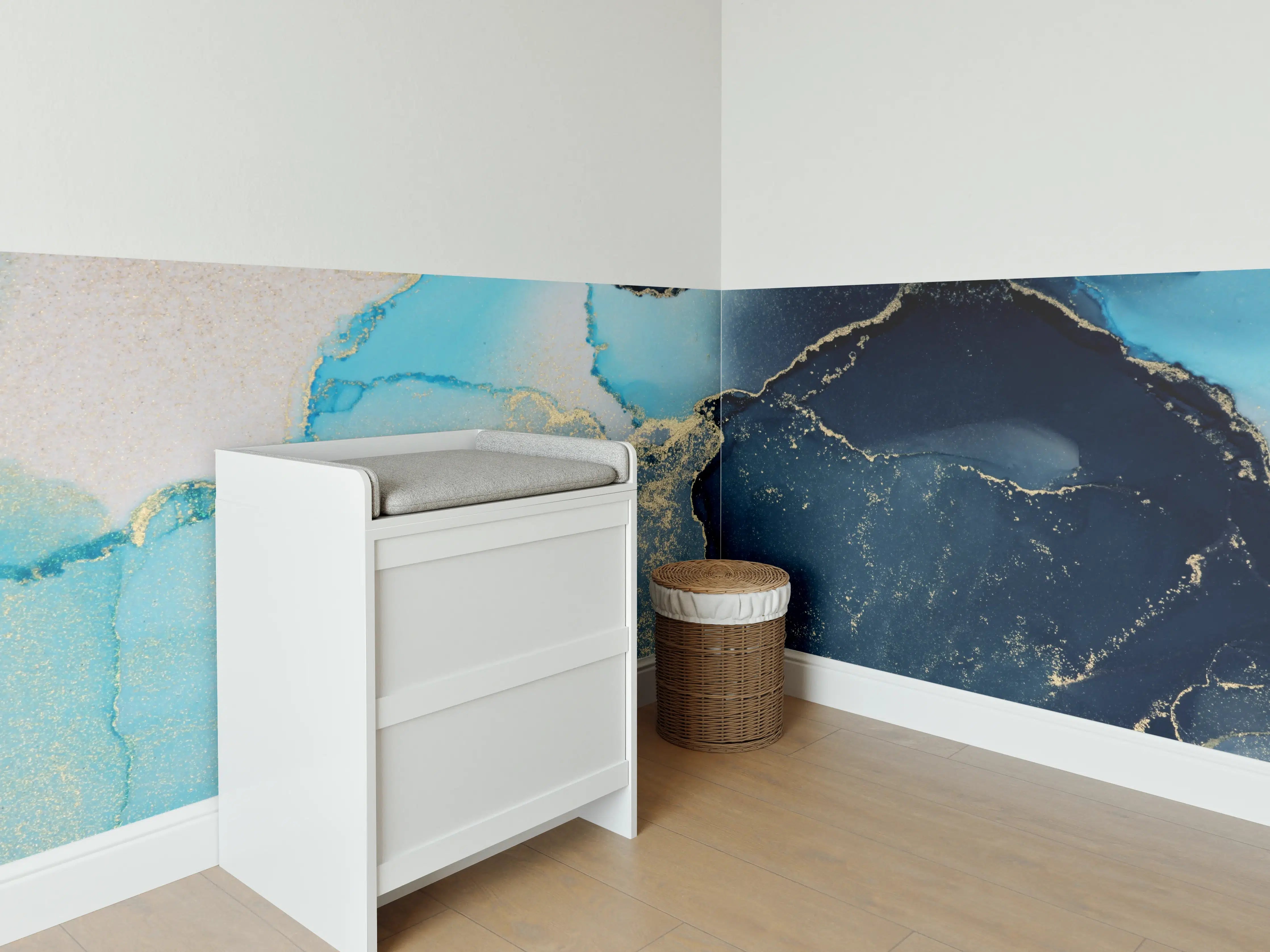 Babyzimmer Wandgestaltung - Luxus-Weiße und Blaue Marmor-Textur mit Goldakzenten