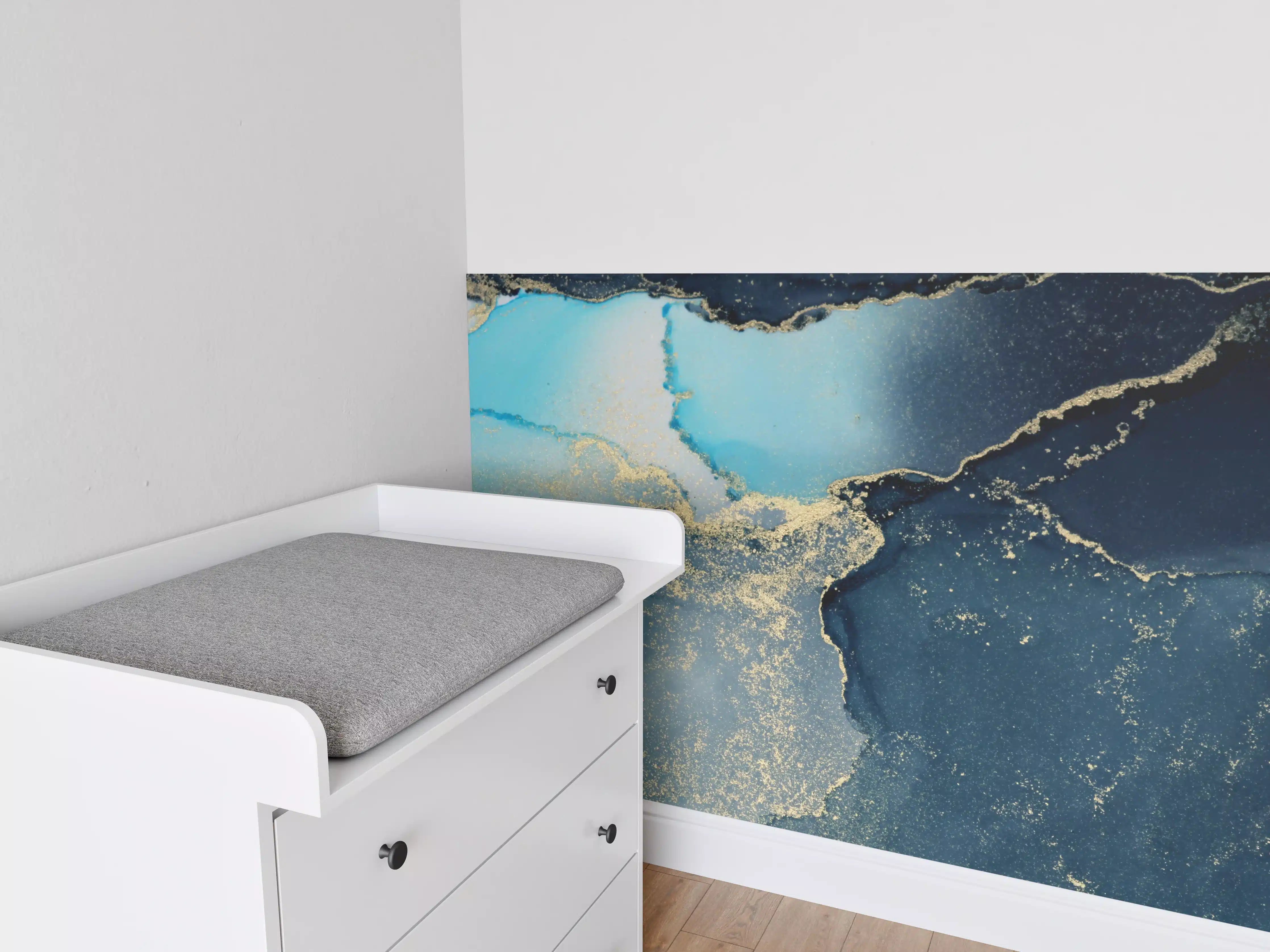 Babyzimmer Wandgestaltung - Luxus-Weiße und Blaue Marmor-Textur mit Goldakzenten