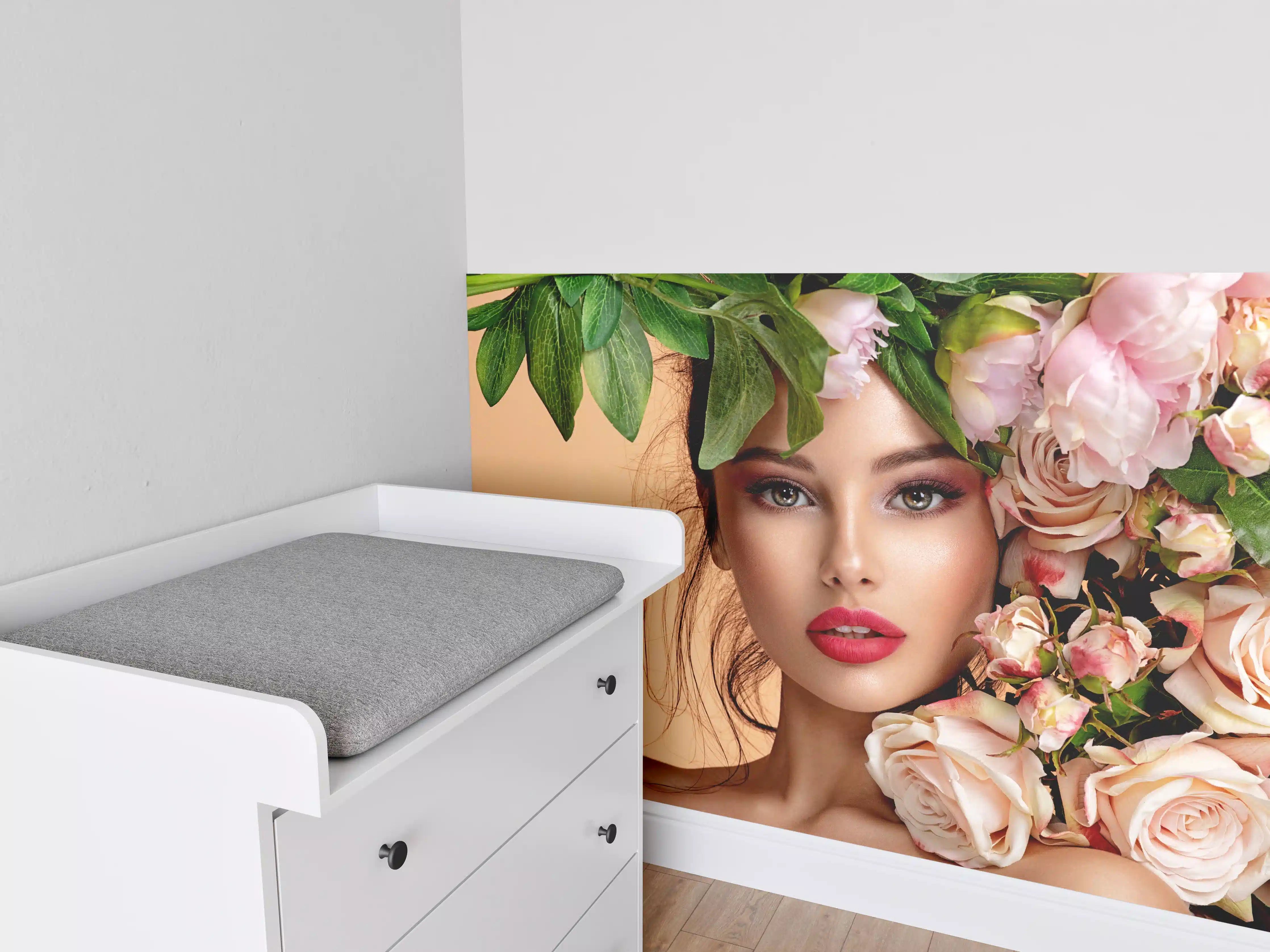 Babyzimmer Wandgestaltung - Mädchen mit Rosen auf dem Kopf