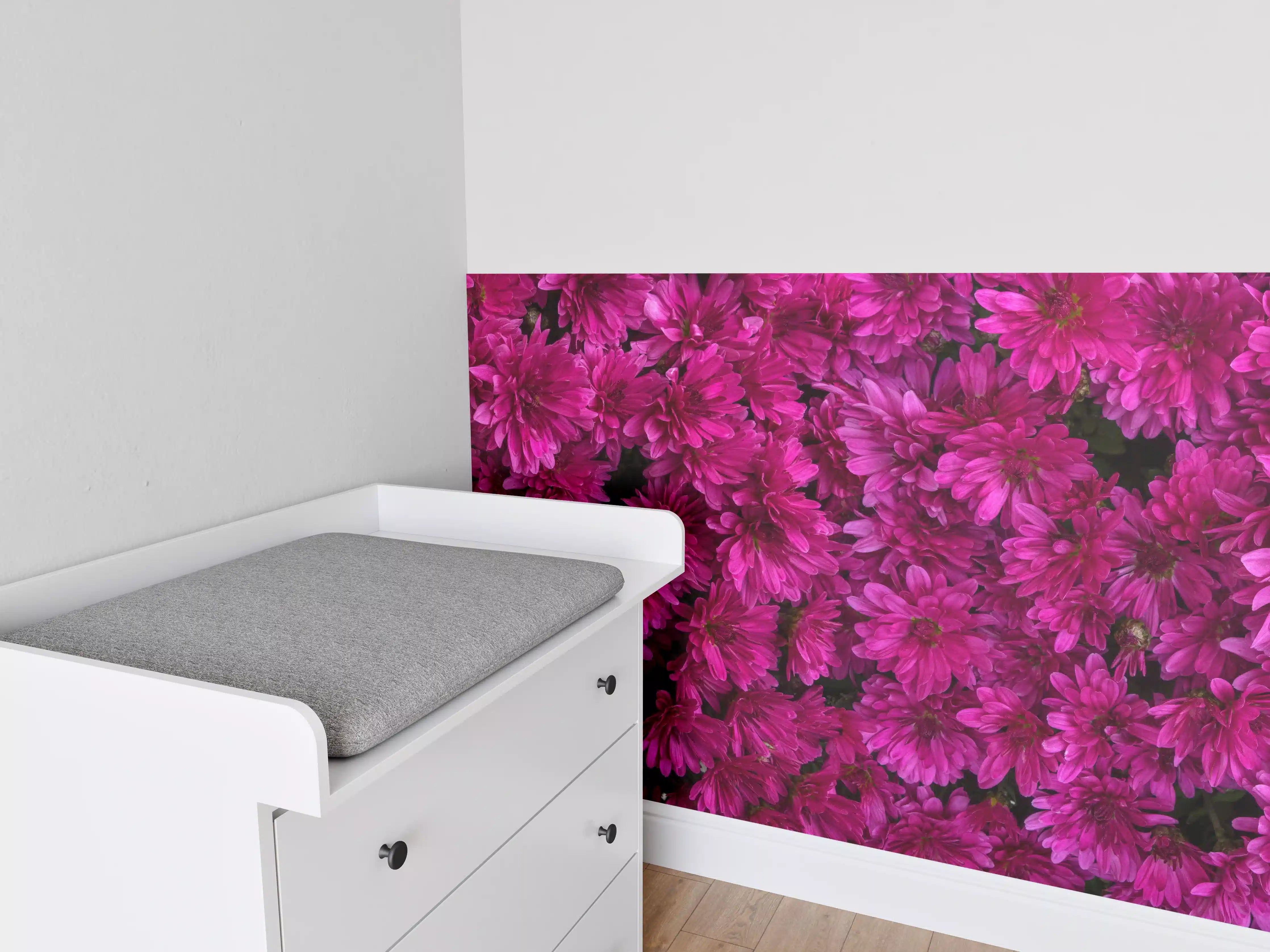 Babyzimmer Wandgestaltung - Magenta Blüten von Chrysanthemen